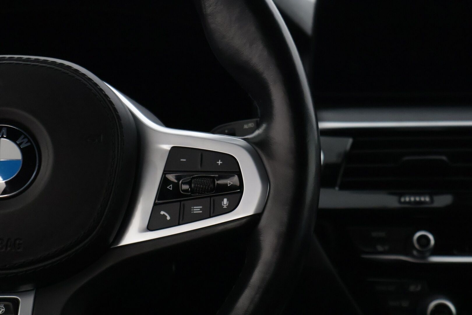 BMW 520 2021 G31 Touring A xDrive M-Sport MHEV LCI * Adapt. Cruise / Webasto / Hifi / Display Key / P.kamera / Prof. Navi / Koukku * - Kovilla Varusteilla / ACC / 21" Rautamon arvokkaat vanteet / Talveksi näyttävät M-Sport vanteet / M Sport / LED - HULLUT BLACKWEEK JATKOT - KORKOTARJOUS 2,49%