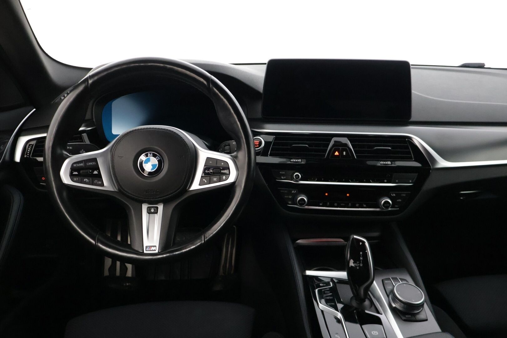 BMW 520 2021 G31 Touring A xDrive M-Sport MHEV LCI * Adapt. Cruise / Webasto / Hifi / Display Key / P.kamera / Prof. Navi / Koukku * - Kovilla Varusteilla / ACC / 21" Rautamon arvokkaat vanteet / Talveksi näyttävät M-Sport vanteet / M Sport / LED