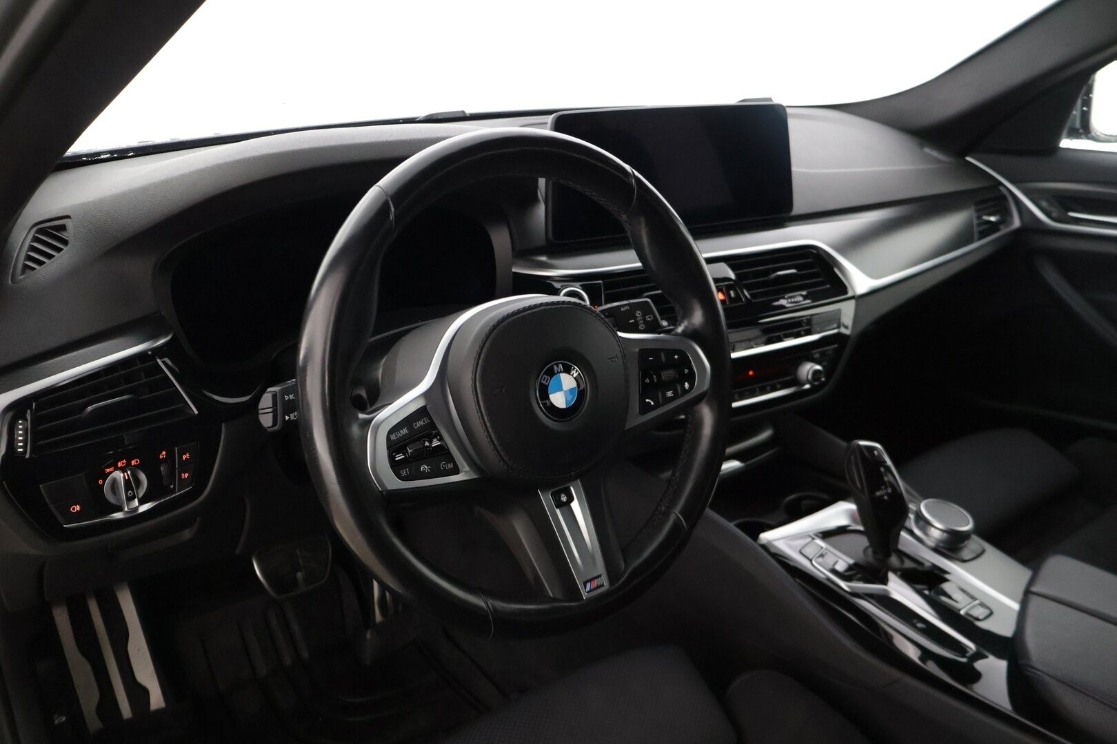 BMW 520 2021 G31 Touring A xDrive M-Sport MHEV LCI * Adapt. Cruise / Webasto / Hifi / Display Key / P.kamera / Prof. Navi / Koukku * - Kovilla Varusteilla / 21" vanteet 