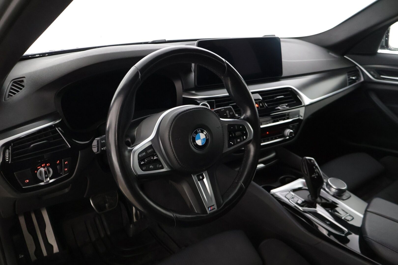 BMW 520 2021 G31 Touring A xDrive M-Sport MHEV LCI * Adapt. Cruise / Webasto / Hifi / Display Key / P.kamera / Prof. Navi / Koukku * - Kovilla Varusteilla / ACC / 21" Rautamon arvokkaat vanteet / Talveksi näyttävät M-Sport vanteet / M Sport / LED