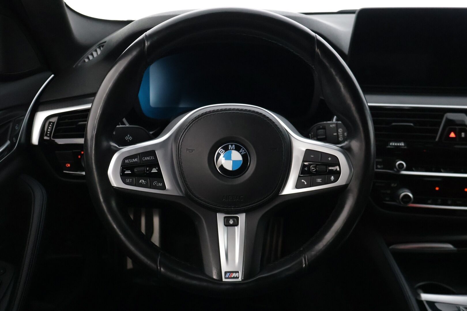 BMW 520 2021 G31 Touring A xDrive M-Sport MHEV LCI * Adapt. Cruise / Webasto / Hifi / Display Key / P.kamera / Prof. Navi / Koukku * - Kovilla Varusteilla / ACC / 21" Rautamon arvokkaat vanteet / Talveksi näyttävät M-Sport vanteet / M Sport / LED