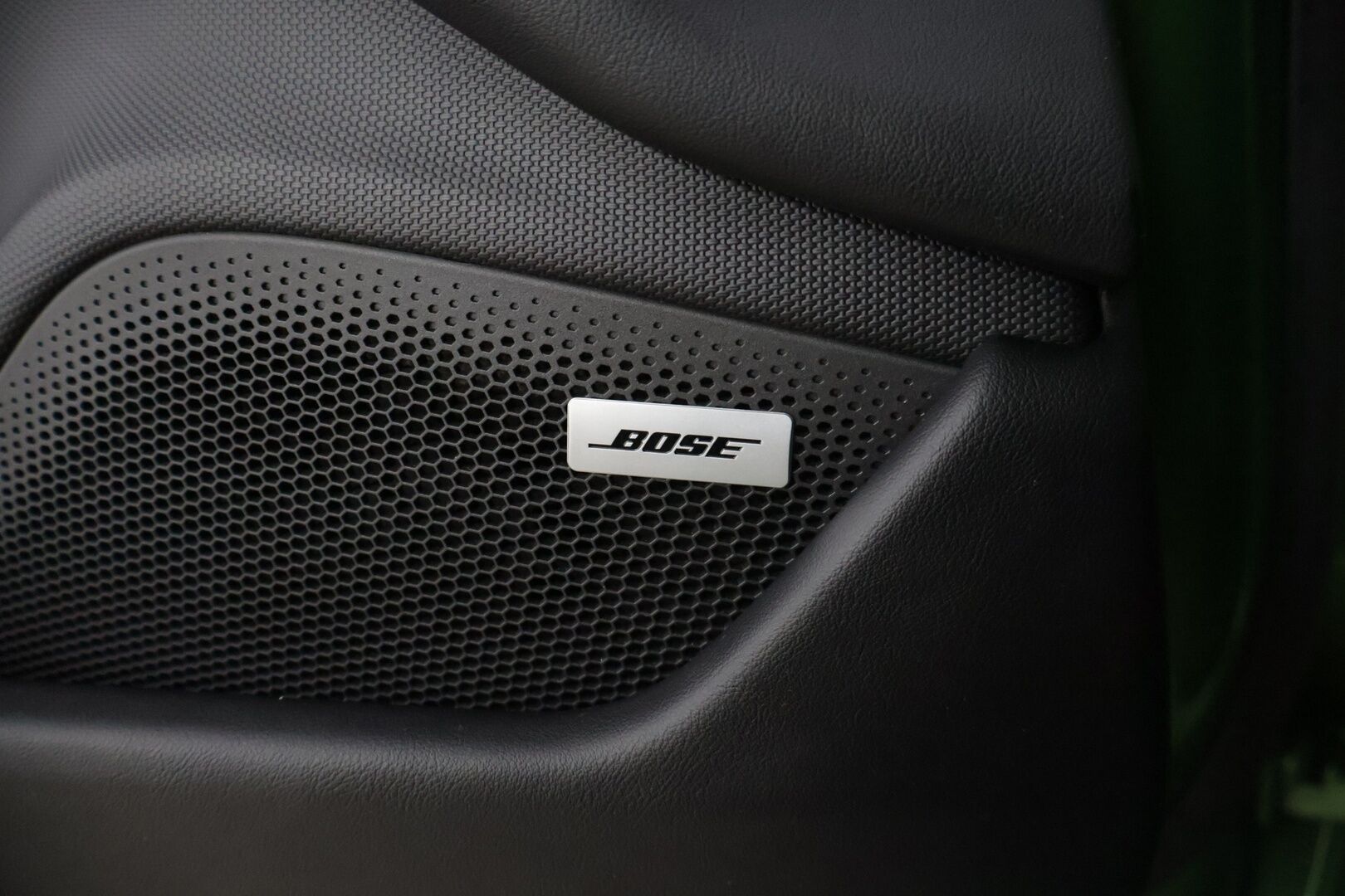 PORSCHE TAYCAN 2022 4 Cross Turismo * ILP / Bose / ACC / 14-suunt. ist. / P.kamera / Ilma-alusta / Ilmastoidut Sportnahat Muistilla / Navi / Keyless * - Näyttävällä ja harvinaisella erikoisvärillä! / 2x Latauskaapelit / Merkkihuollettu! - HULLUT BLACKWEEK JATKOT - KORKOTARJOUS 2,49%