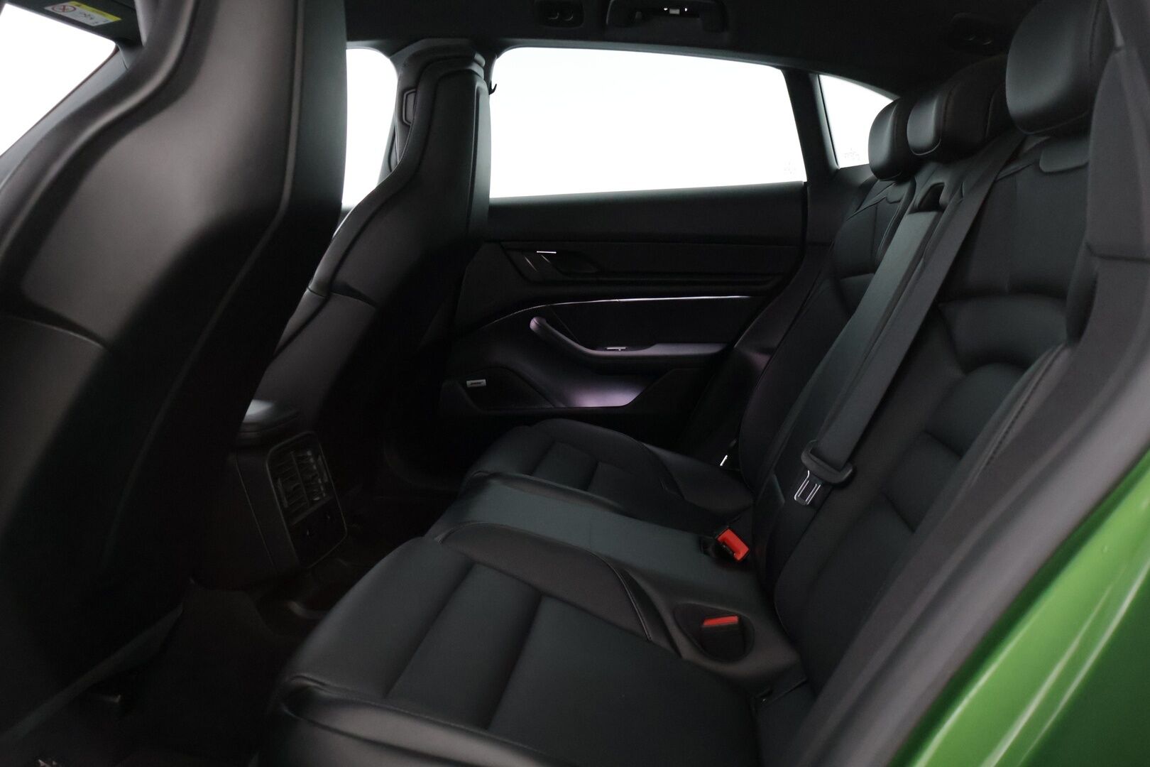 PORSCHE TAYCAN 2022 4 Cross Turismo * ILP / Bose / ACC / 14-suunt. ist. / P.kamera / Ilma-alusta / Ilmastoidut Sportnahat Muistilla / Navi / Keyless * - Näyttävällä ja harvinaisella erikoisvärillä! / 2x Latauskaapelit / Merkkihuollettu! - HULLUT BLACKWEEK JATKOT - KORKOTARJOUS 2,49%