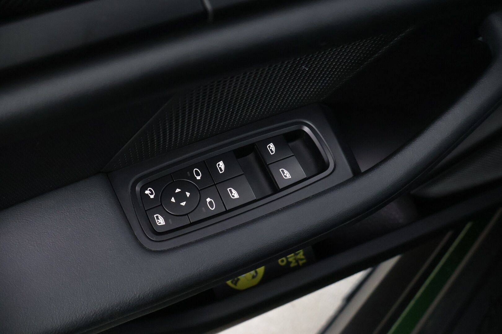 PORSCHE TAYCAN 2022 4 Cross Turismo * ILP / Bose / ACC / 14-suunt. ist. / P.kamera / Ilma-alusta / Ilmastoidut Sportnahat Muistilla / Navi / Keyless * - Näyttävällä ja harvinaisella erikoisvärillä! / 2x Latauskaapelit / Merkkihuollettu! - HULLUT BLACKWEEK JATKOT - KORKOTARJOUS 2,49%