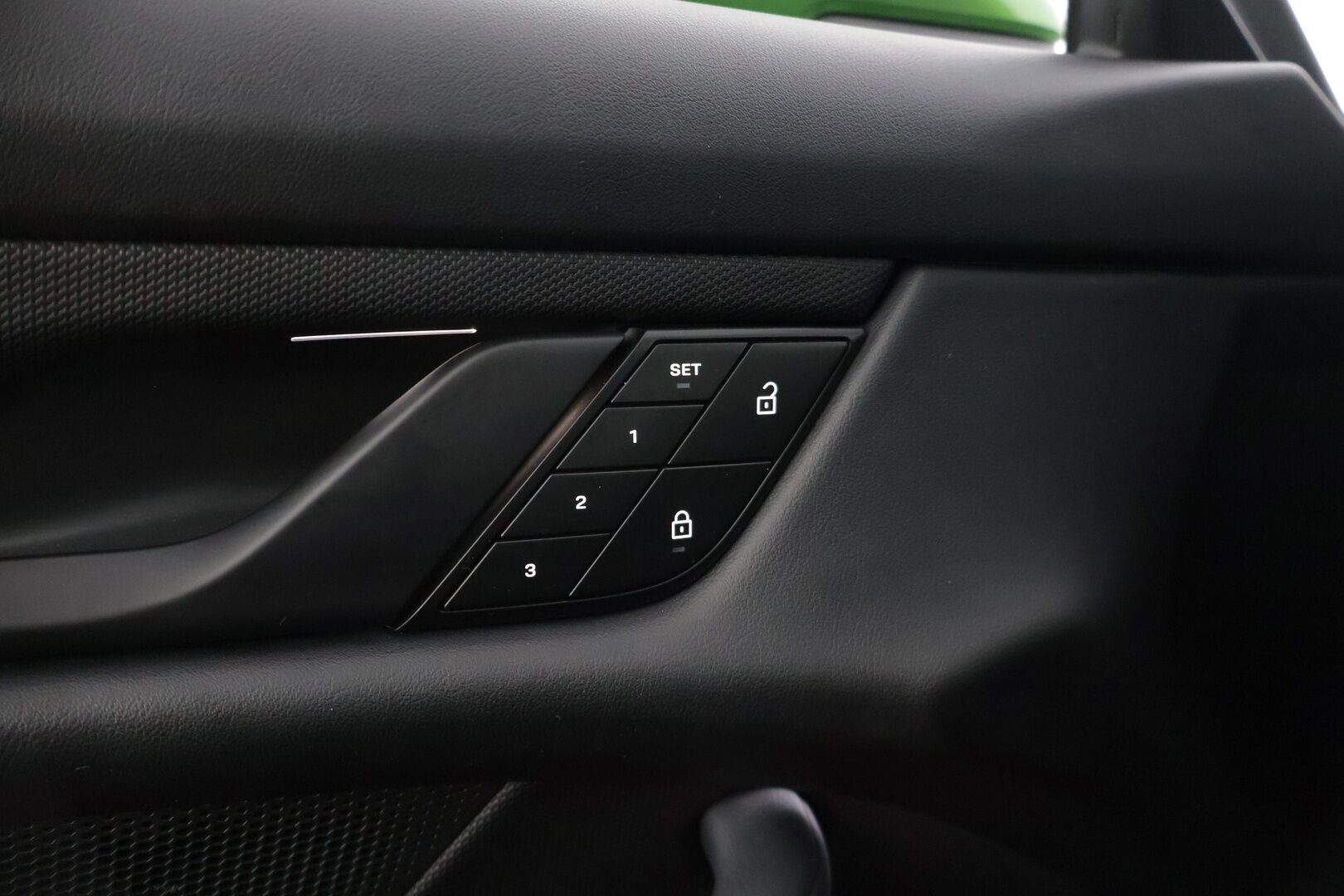 PORSCHE TAYCAN 2022 4 Cross Turismo * ILP / Bose / ACC / 14-suunt. ist. / P.kamera / Ilma-alusta / Ilmastoidut Sportnahat Muistilla / Navi / Keyless * - Näyttävällä ja harvinaisella erikoisvärillä! / 2x Latauskaapelit / Merkkihuollettu! - HULLUT BLACKWEEK JATKOT - KORKOTARJOUS 2,49%