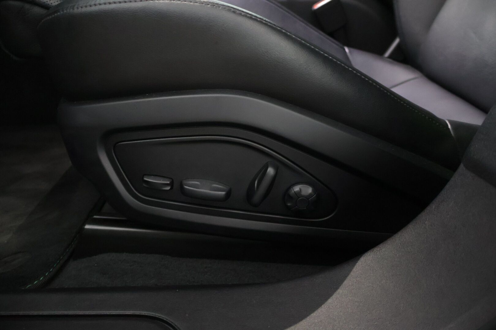 PORSCHE TAYCAN 2022 4 Cross Turismo * ILP / Bose / ACC / 14-suunt. ist. / P.kamera / Ilma-alusta / Ilmastoidut Sportnahat Muistilla / Navi / Keyless * - Näyttävällä ja harvinaisella erikoisvärillä! / 2x Latauskaapelit / Merkkihuollettu! - HULLUT BLACKWEEK JATKOT - KORKOTARJOUS 2,49%