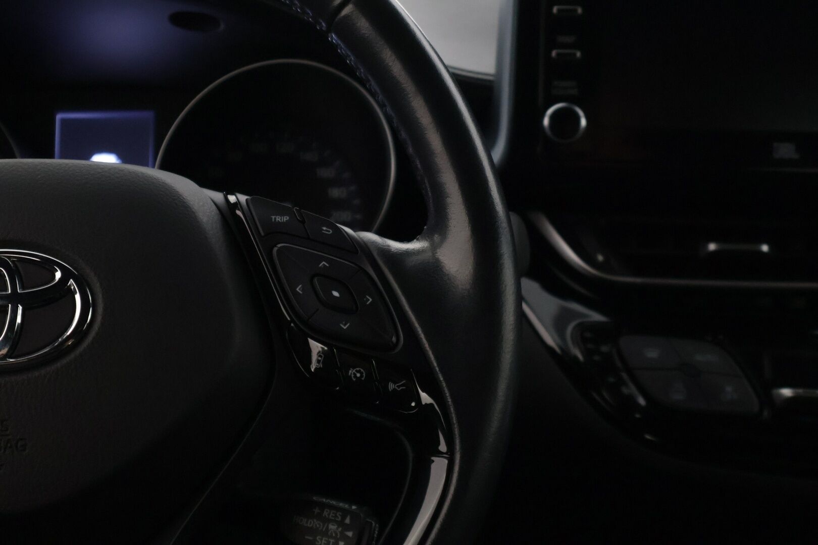 TOYOTA C-HR 2021 1.8 Hybrid X-Edition **Adapt.vakkari / JBL / LED / P.kamera / KeylessGo / Ratinlämmitin** - *Kovilla varusteilla oleva yksilö kaksilla renkailla & vanteilla! / Asiallisesti huollettu! * - HULLUT VÄLIPÄIVÄT KORKOTARJOUS 2,49%