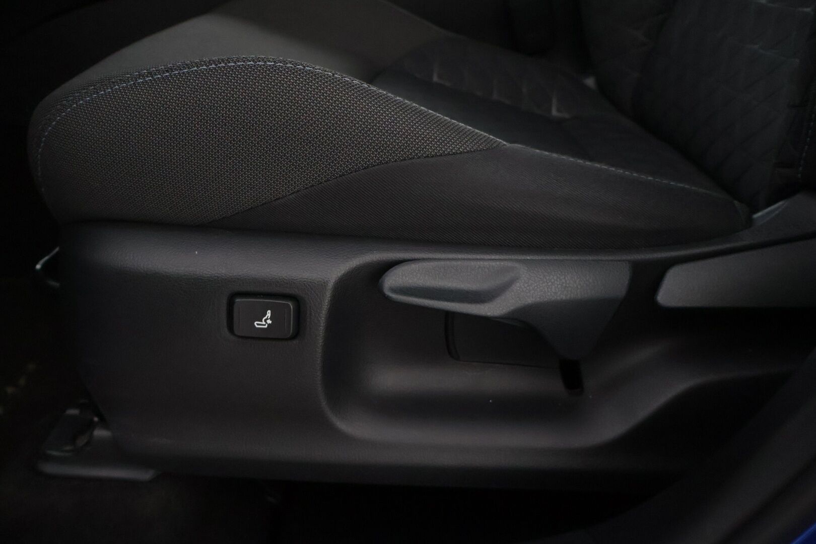 TOYOTA C-HR 2021 1.8 Hybrid X-Edition **Adapt.vakkari / JBL / LED / P.kamera / KeylessGo / Ratinlämmitin** - *Kovilla varusteilla oleva yksilö kaksilla renkailla & vanteilla! / Asiallisesti huollettu! * - HULLUT VÄLIPÄIVÄT KORKOTARJOUS 2,49%