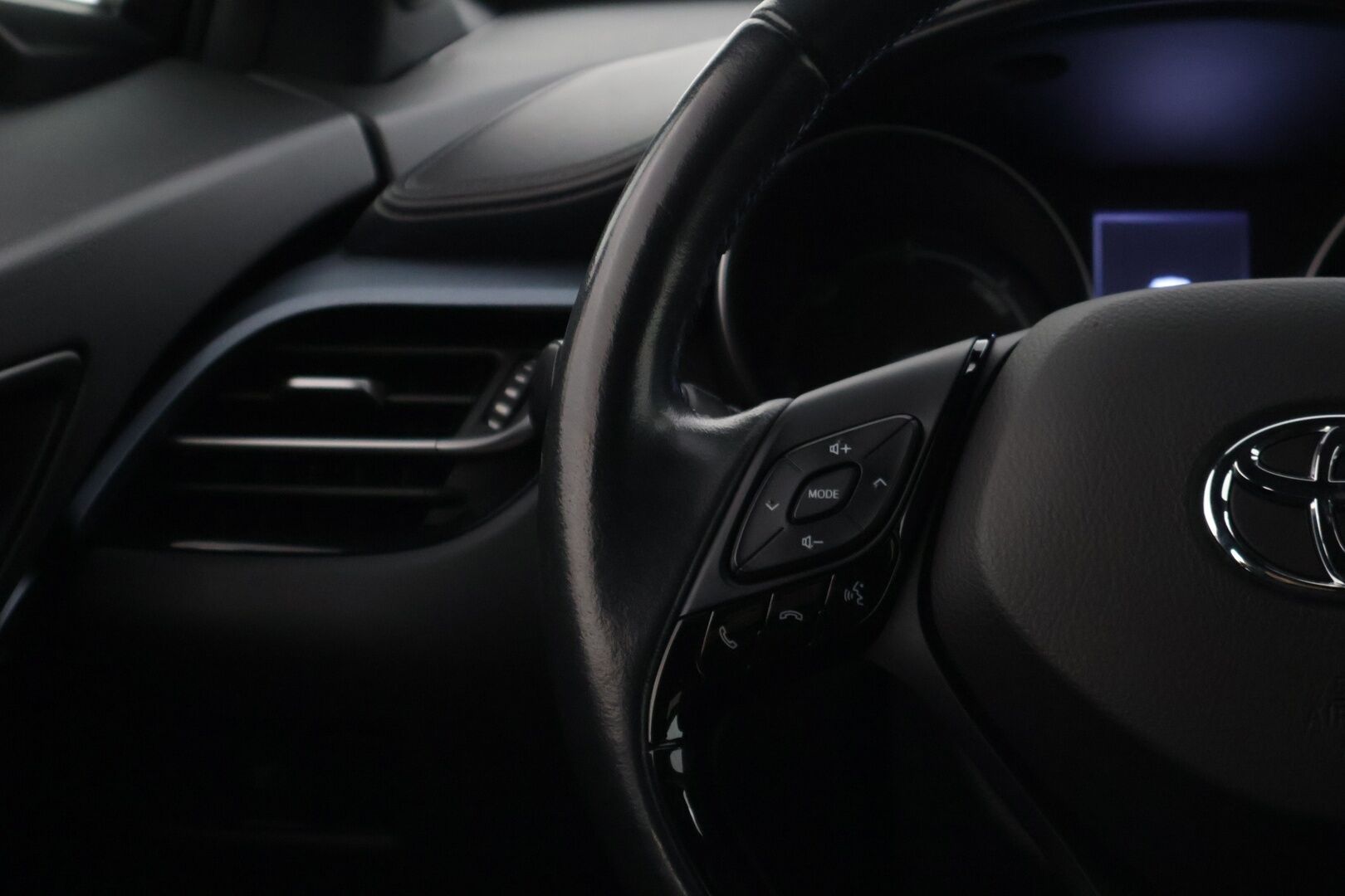 TOYOTA C-HR 2021 1.8 Hybrid X-Edition **Adapt.vakkari / JBL / LED / P.kamera / KeylessGo / Ratinlämmitin** - *Kovilla varusteilla oleva yksilö kaksilla renkailla & vanteilla! / Asiallisesti huollettu! * - HULLUT VÄLIPÄIVÄT KORKOTARJOUS 2,49%