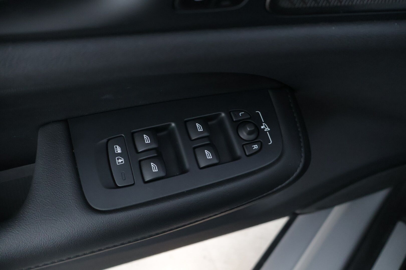 Volvo S60 2024 T8 AWD Long Range High Performance Ultimate Dark * ACC / HUD / Panorama / H&K / 360° / Muistipenkit / BLIS / Facelift / Full LED * - Akku kuntotarkastettu! / Merkkihuollettu - HULLUT JOULUT KORKOTARJOUS 2,49% 