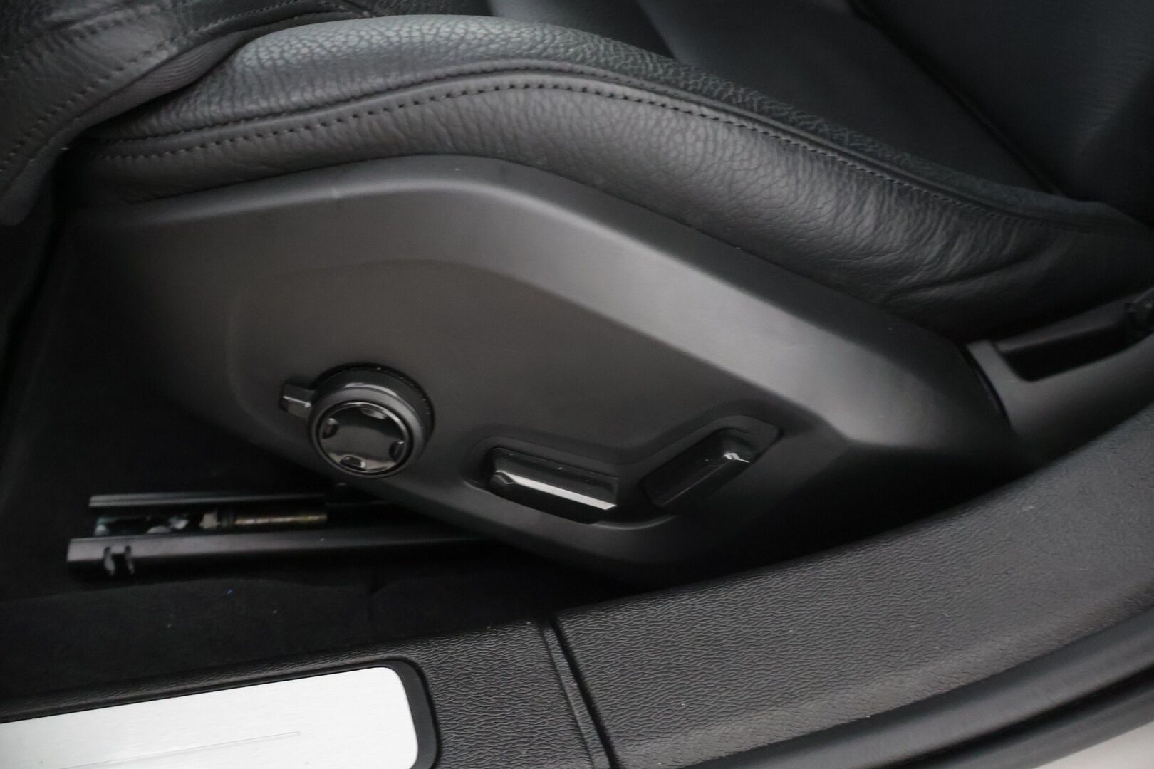 Volvo S60 2024 T8 AWD Long Range High Performance Ultimate Dark * ACC / HUD / Panorama / H&K / 360° / Muistipenkit / BLIS / Facelift / Full LED * - Akku kuntotarkastettu! / Merkkihuollettu - HULLUT JOULUT KORKOTARJOUS 2,49% 