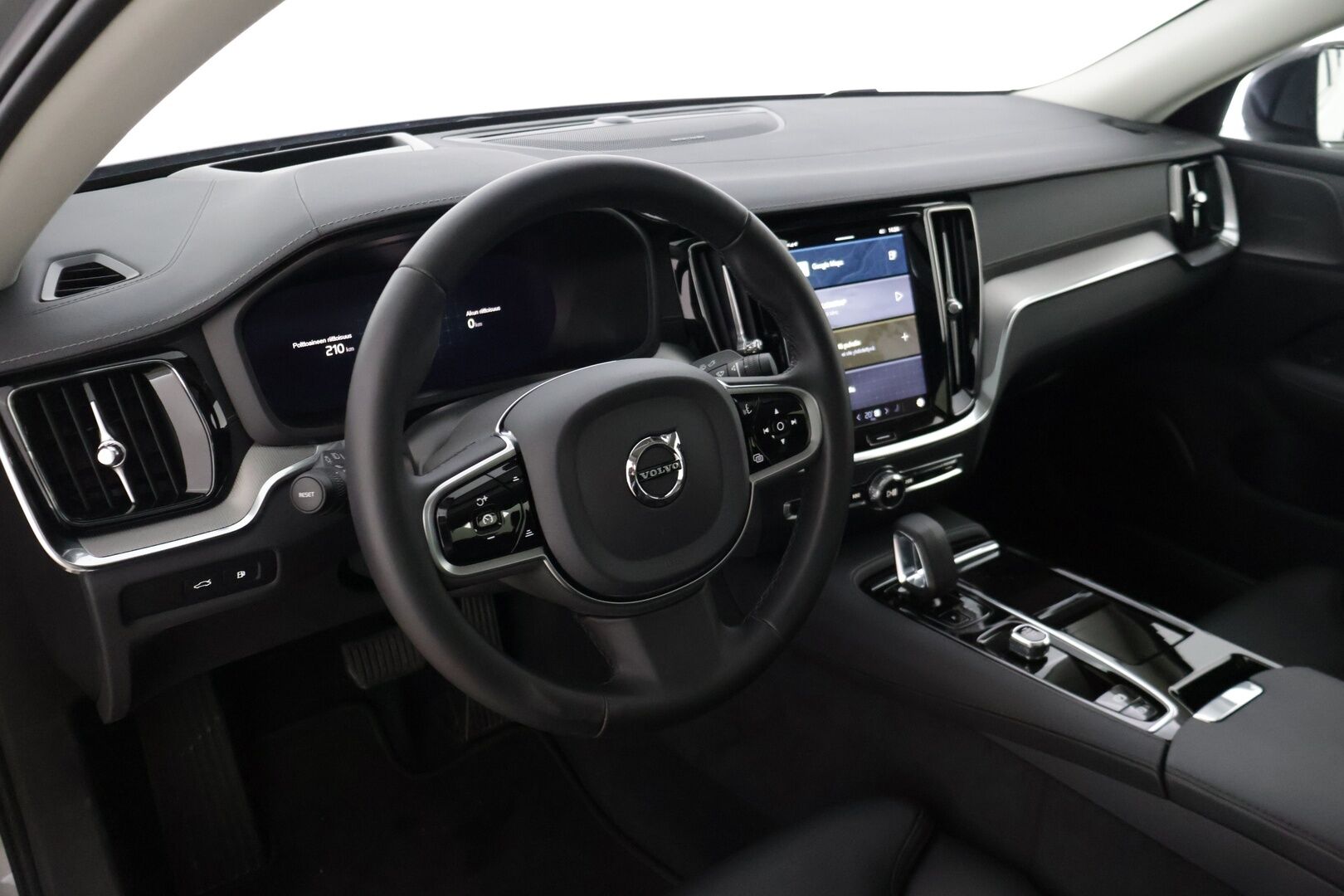 Volvo S60 2024 T8 AWD Long Range High Performance Ultimate Dark * ACC / HUD / Panorama / H&K / 360° / Muistipenkit / BLIS / Facelift / Full LED * - Akku kuntotarkastettu! / Merkkihuollettu - HULLUT JOULUT KORKOTARJOUS 2,49% 