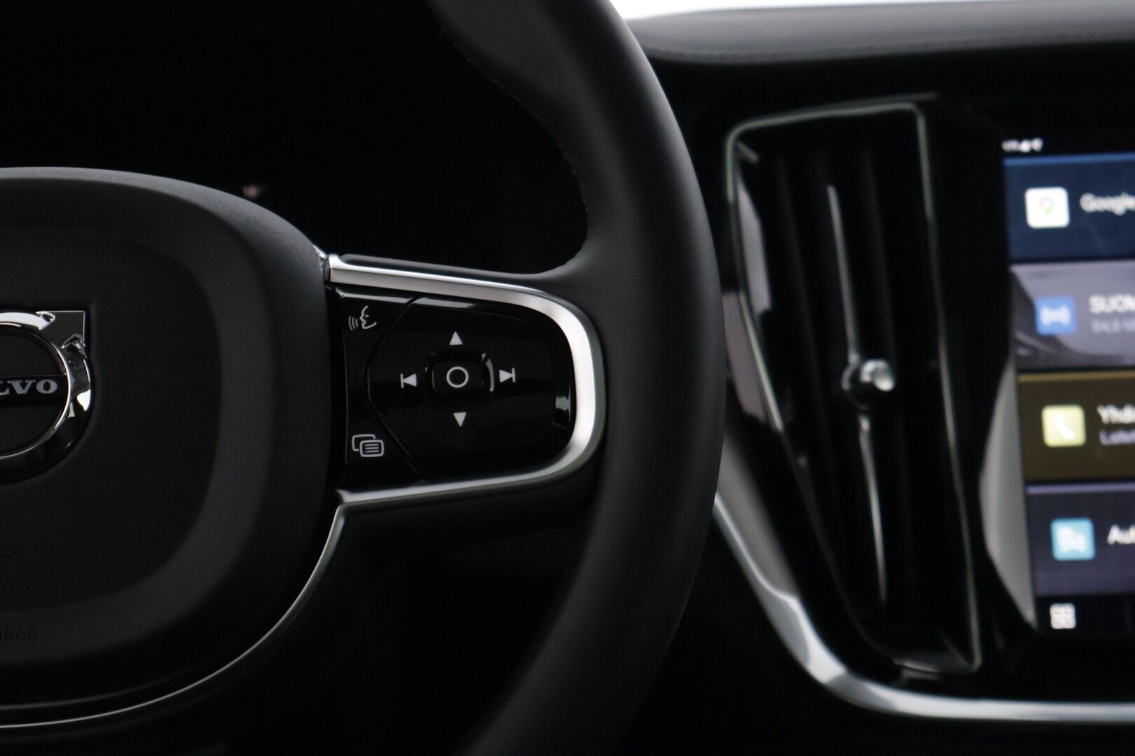 Volvo S60 2024 T8 AWD Long Range High Performance Ultimate Dark * ACC / HUD / Panorama / H&K / 360° / Muistipenkit / BLIS / Facelift / Full LED * - Akku kuntotarkastettu! / Merkkihuollettu - HULLUT JOULUT KORKOTARJOUS 2,49% 