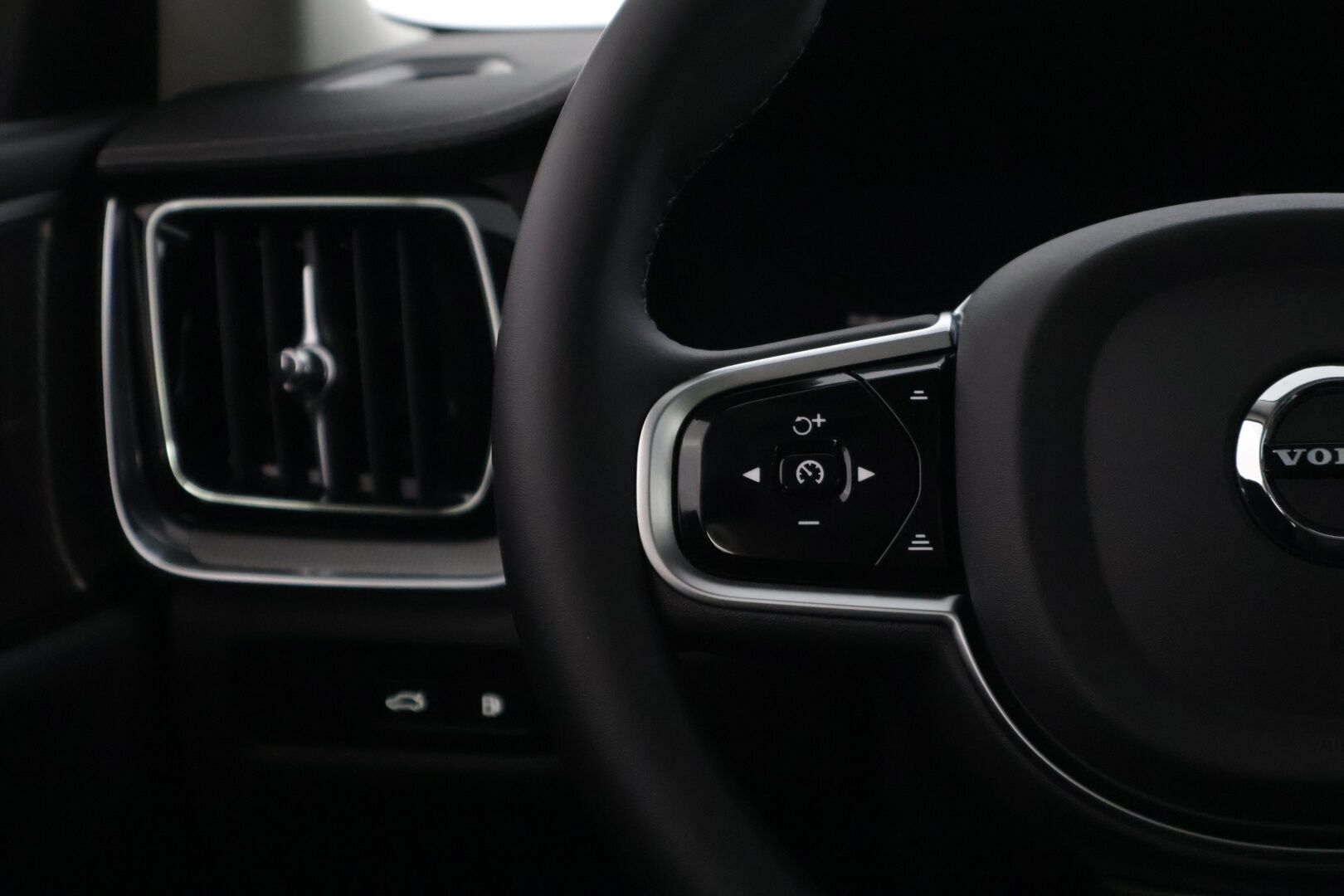 Volvo S60 2024 T8 AWD Long Range High Performance Ultimate Dark * ACC / HUD / Panorama / H&K / 360° / Muistipenkit / BLIS / Facelift / Full LED * - Akku kuntotarkastettu! / Merkkihuollettu - HULLUT JOULUT KORKOTARJOUS 2,49% 