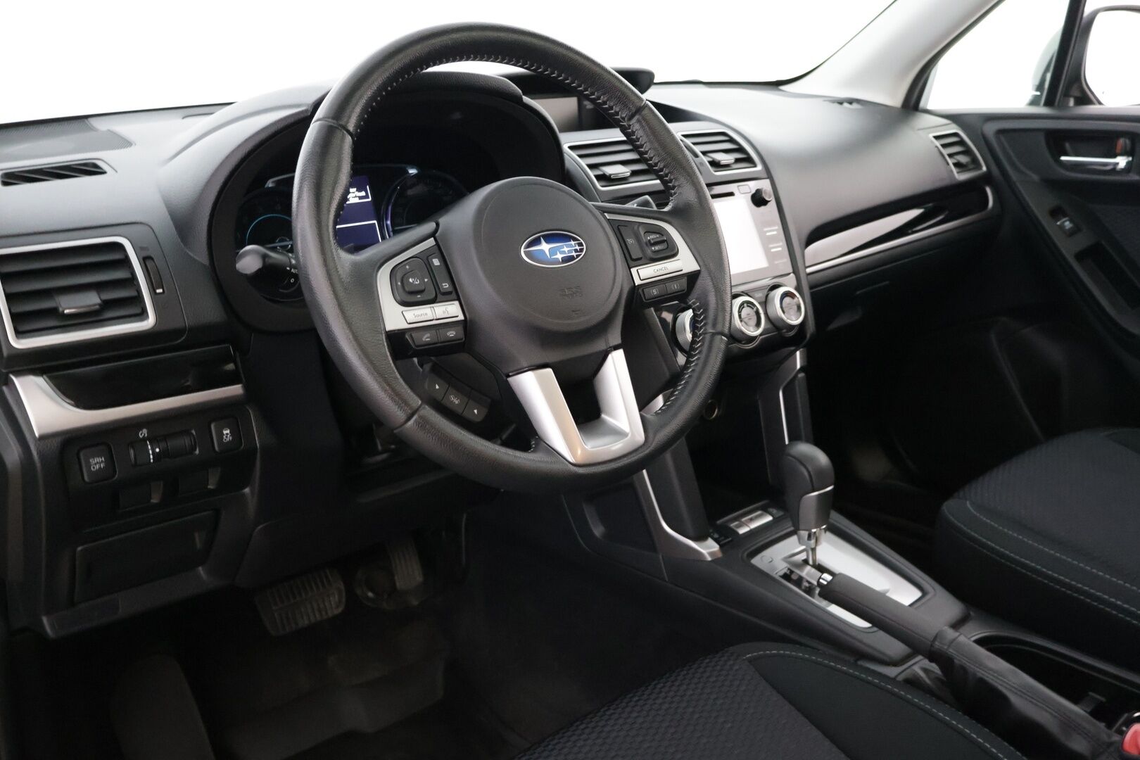 Subaru Forester 2017 2,0i Exclusive - Vakkari | Vetokoukku | Kamera | Kattoluukku | Aito neliveto