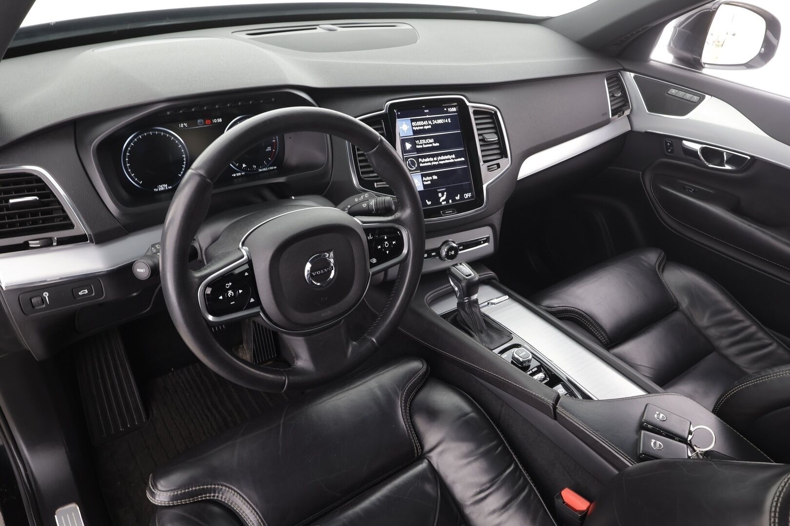 Volvo XC90 2016 D5 AWD Momentum aut * ACC / Panorama / Full-LED / Sporttinahat muistilla / Lisälämmitin / Applecarplay * - *Ei Adblue / Kahdet renkaat* - HULLUT AVAJAISHULINAT KORKOTARJOUS 3,29 %