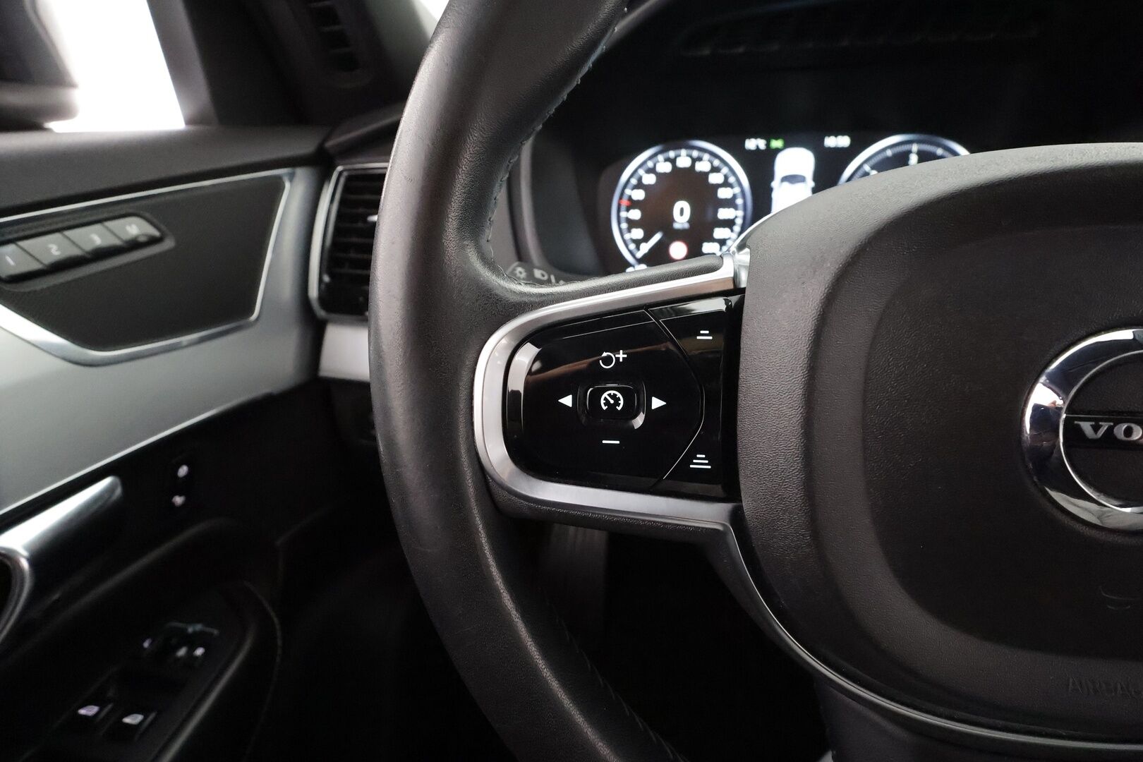 Volvo XC90 2016 D5 AWD Momentum aut * ACC / Panorama / Full-LED / Sporttinahat muistilla / Lisälämmitin / Applecarplay * - *Ei Adblue / Kahdet renkaat* - HULLUT AVAJAISHULINAT KORKOTARJOUS 3,29 %