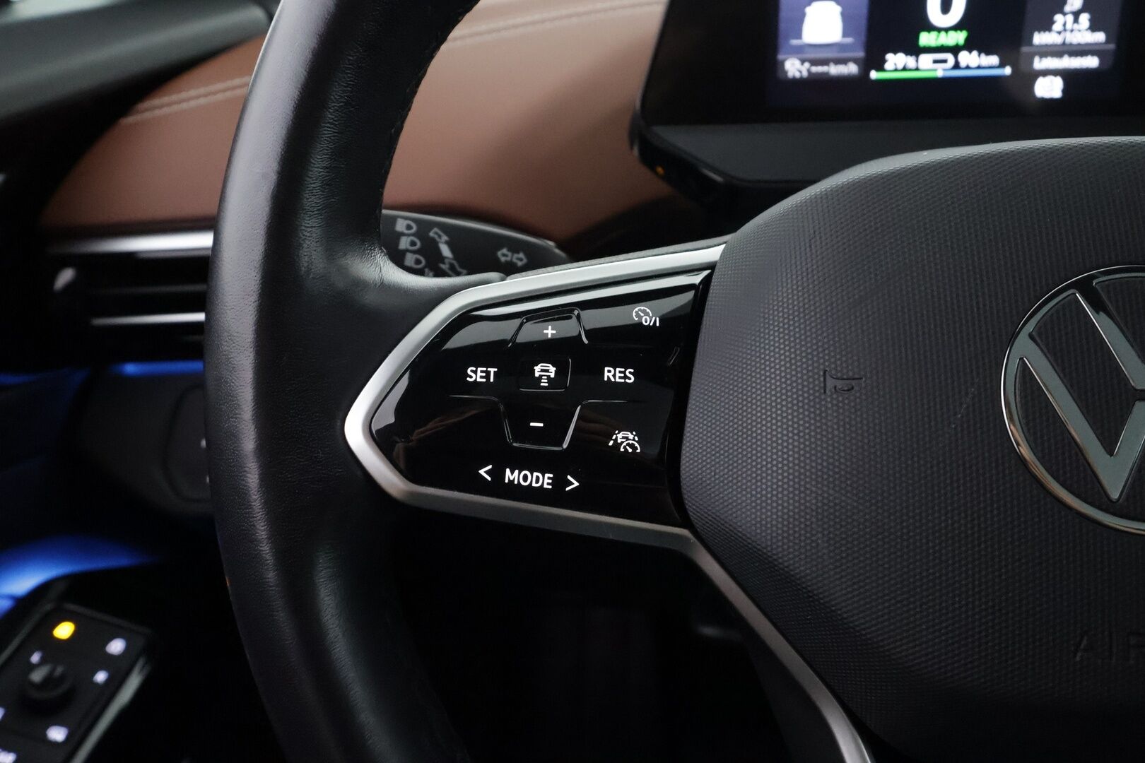 Volkswagen ID.4 2021 Pro Performance 150 kW, akku 77 kWh - | ACC | ILP | Koukku | Lasikatto | HUD | Matrix-LED | Hierovat muistipenkit | 360-Kamera | Puolinahat | Navi | Keyless | Kahdet Renkaat |