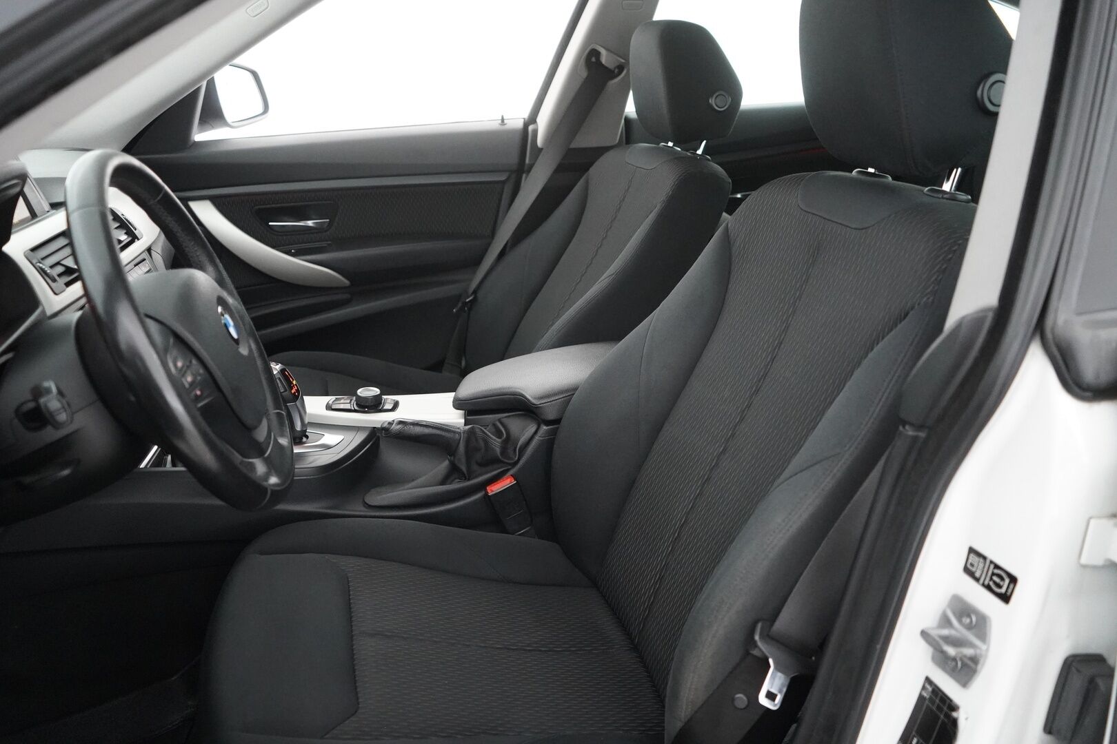 BMW 320 Gran Turismo 2015 F34 Gran Turismo 320i TwinPower Turbo A Limited xDrive Edition - KATSO HINTA! | JUURI HUOLLETTU | Suomi-auto | Kahdet renkaat aluvantein | P.Tutka | Lohko+sisähaara | Bluethoot | Vakkari | Sähkökontti