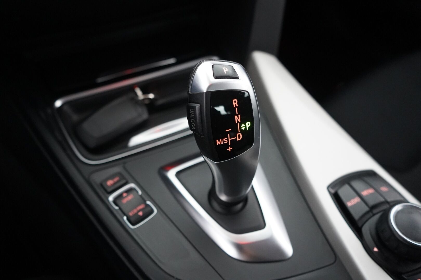 BMW 320 Gran Turismo 2015 F34 Gran Turismo 320i TwinPower Turbo A Limited xDrive Edition - KATSO HINTA! | JUURI HUOLLETTU | Suomi-auto | Kahdet renkaat aluvantein | P.Tutka | Lohko+sisähaara | Bluethoot | Vakkari | Sähkökontti