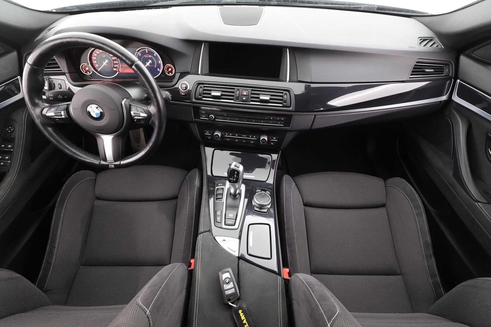 BMW 520 2015 F10 Sedan 520d A xDrive M-Sport * Vakkari / Lohko / Adapt LED / P.Tutkat / Sporttipenkit / Hifi * - Suomi-auto / Kahdet Renkaat - HULLUT AVAJAISHULINAT KORKOTARJOUS 3,29 %