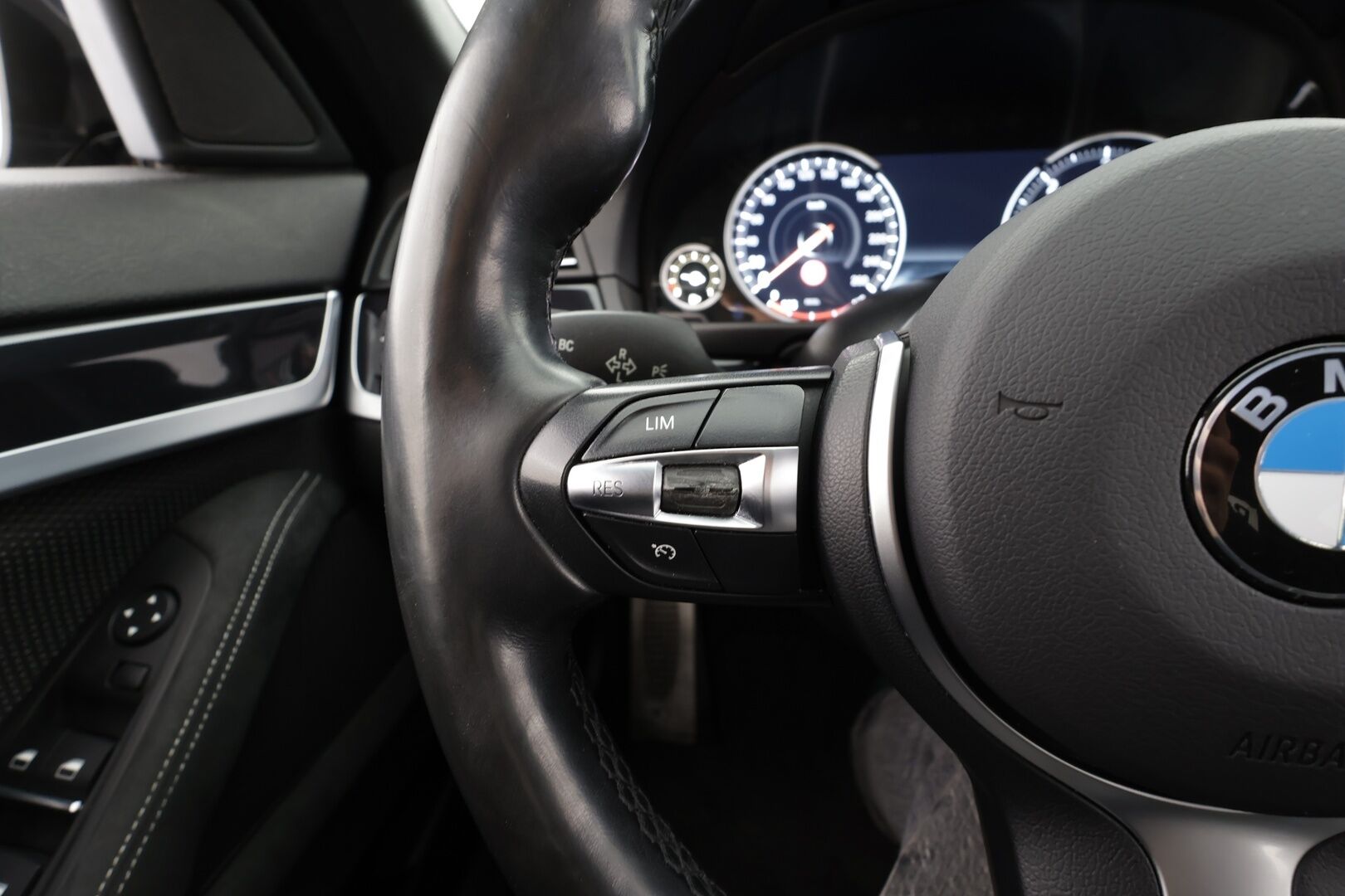 BMW 520 2015 F10 Sedan 520d A xDrive M-Sport * Vakkari / Lohko / Adapt LED / P.Tutkat / Sporttipenkit / Hifi * - Suomi-auto / Kahdet Renkaat - HULLUT AVAJAISHULINAT KORKOTARJOUS 3,29 %