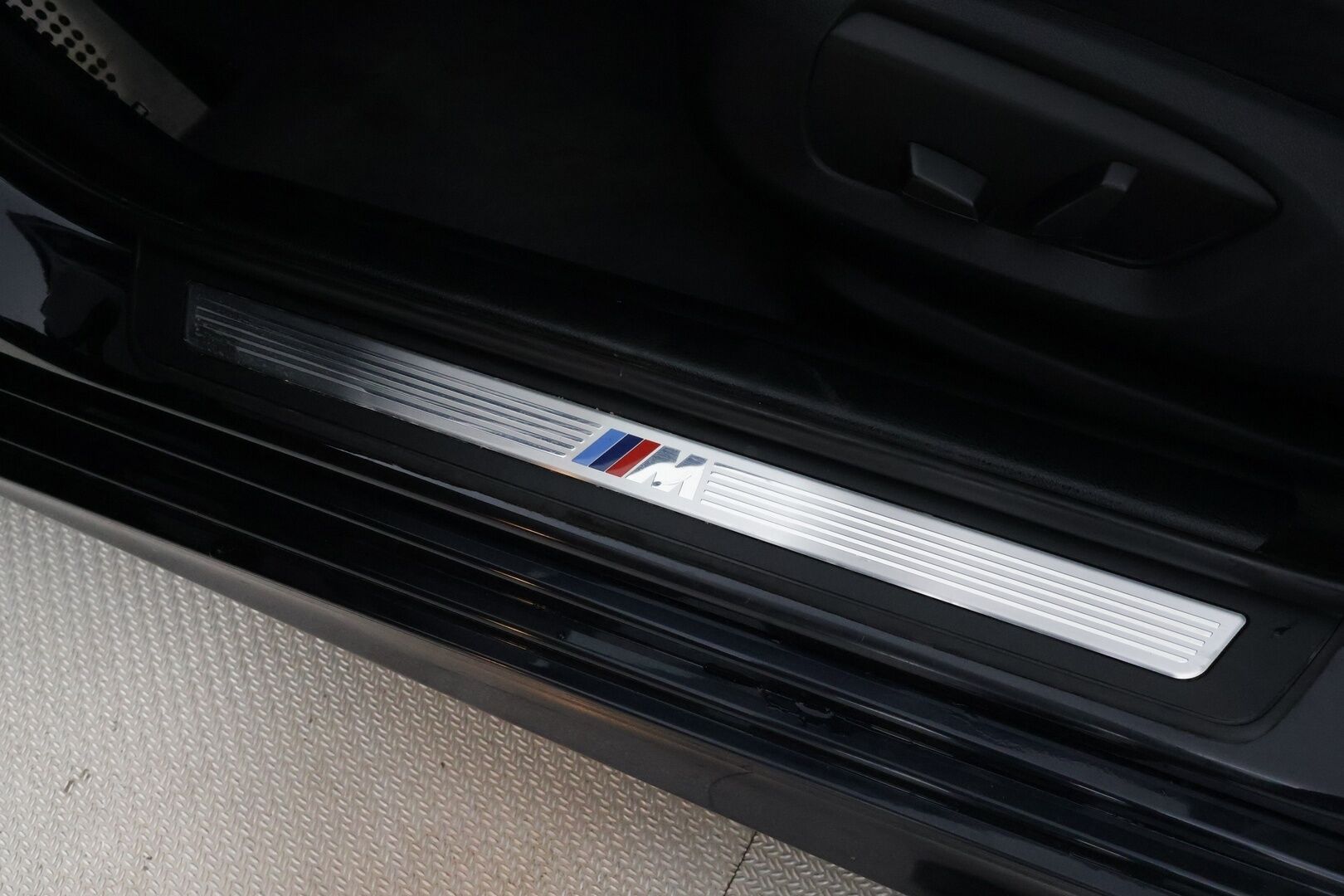 BMW 520 2015 F10 Sedan 520d A xDrive M-Sport * Vakkari / Lohko / Adapt LED / P.Tutkat / Sporttipenkit / Hifi * - Suomi-auto / Kahdet Renkaat - HULLUT AVAJAISHULINAT KORKOTARJOUS 3,29 %