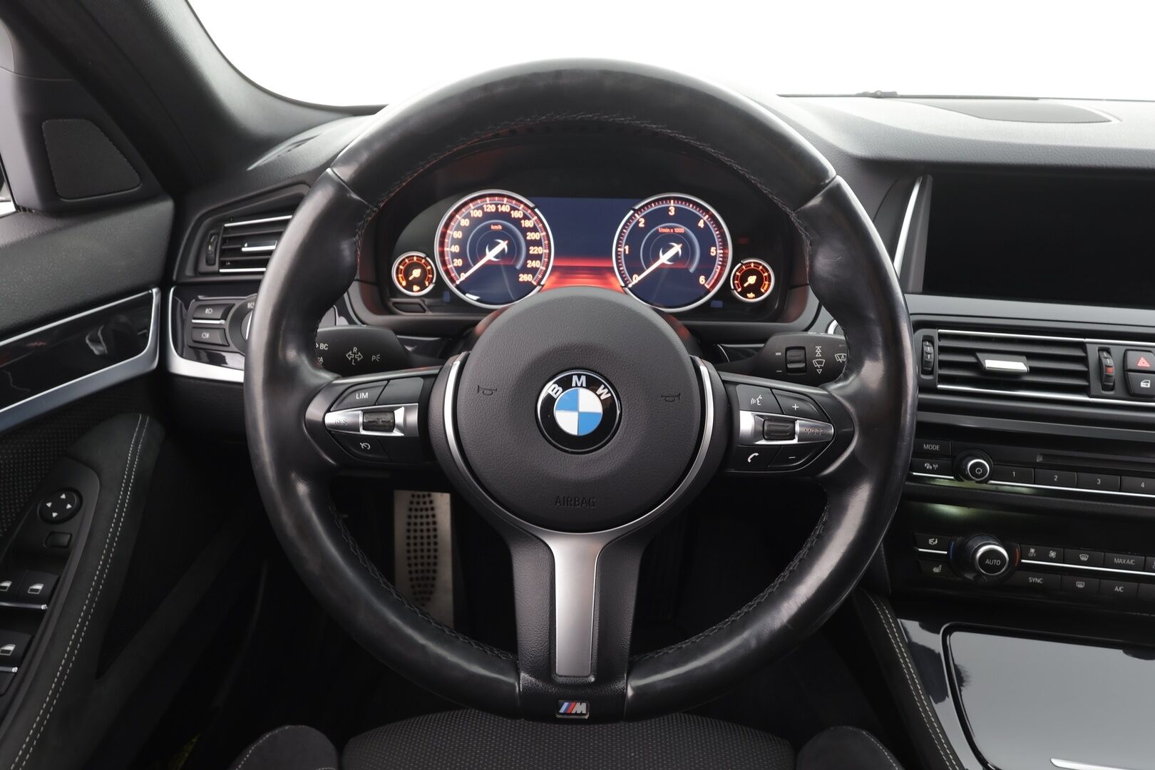 BMW 520 2015 F10 Sedan 520d A xDrive M-Sport - | Vakkari | Lohko | Adapt LED | P.Tutkat | Sporttipenkit | Hifi | Suomi-auto | Kahdet Renkaat | 
