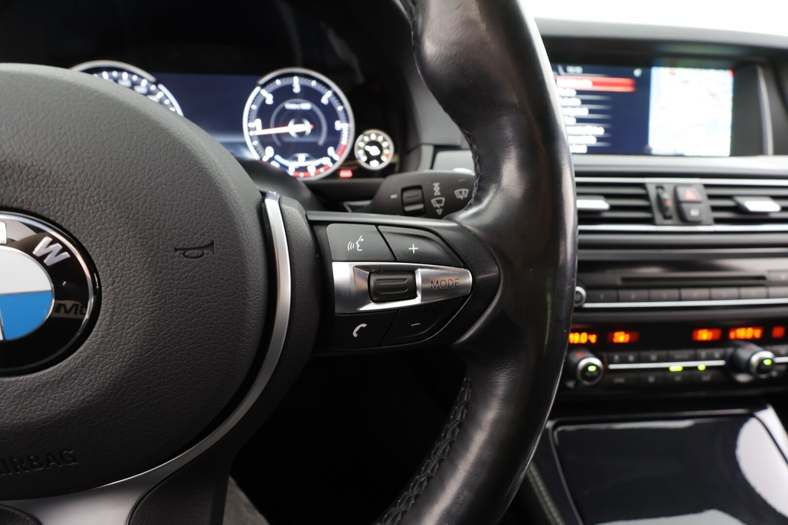 BMW 520 2015 F10 Sedan 520d A xDrive M-Sport * Vakkari / Lohko / Adapt LED / P.Tutkat / Sporttipenkit / Hifi * - Suomi-auto / Kahdet Renkaat - HULLUT AVAJAISHULINAT KORKOTARJOUS 3,29 %