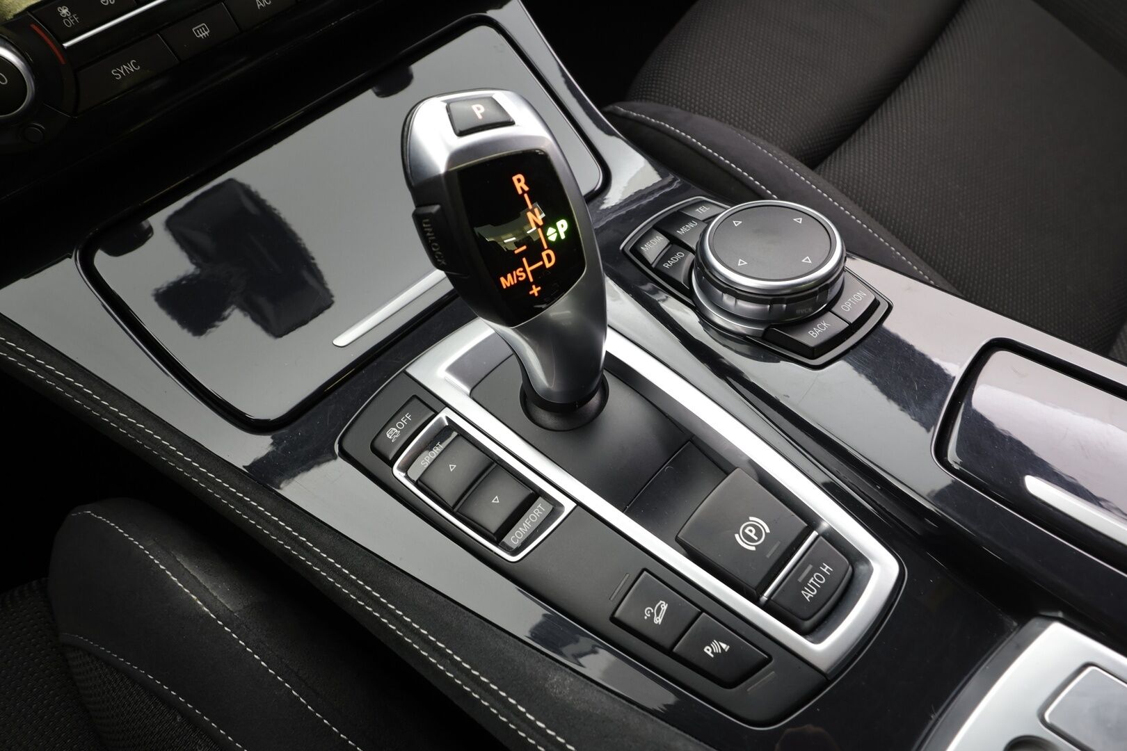 BMW 520 2015 F10 Sedan 520d A xDrive M-Sport * Vakkari / Lohko / Adapt LED / P.Tutkat / Sporttipenkit / Hifi * - Suomi-auto / Kahdet Renkaat - HULLUT AVAJAISHULINAT KORKOTARJOUS 3,29 %