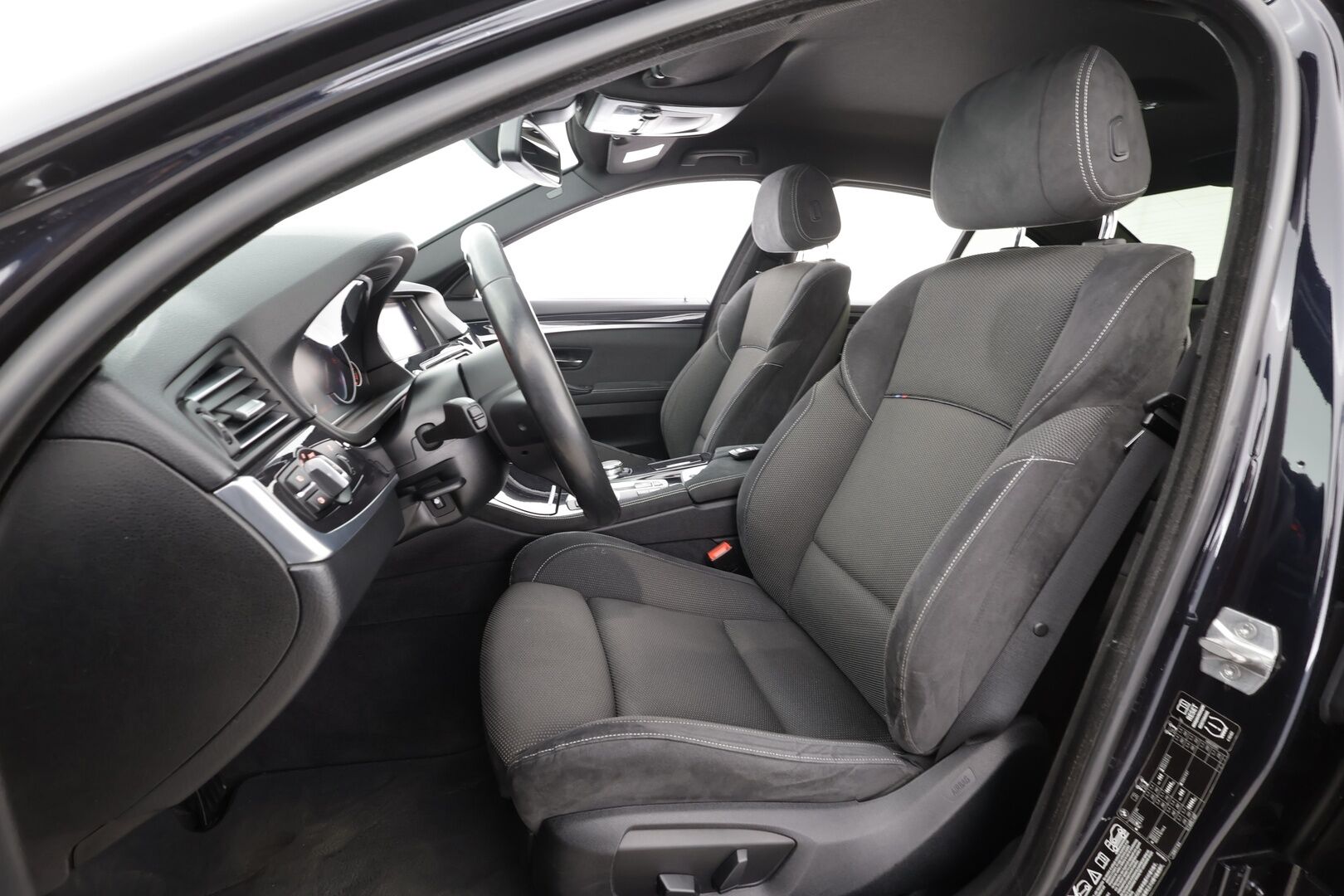 BMW 520 2015 F10 Sedan 520d A xDrive M-Sport * Vakkari / Lohko / Adapt LED / P.Tutkat / Sporttipenkit / Hifi * - Suomi-auto / Kahdet Renkaat - HULLUT AVAJAISHULINAT KORKOTARJOUS 3,29 %