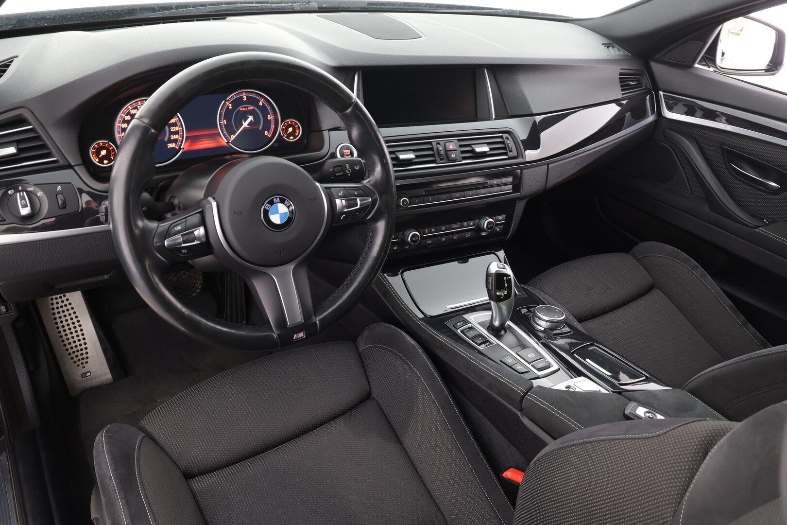 BMW 520 2015 F10 Sedan 520d A xDrive M-Sport * Vakkari / Lohko / Adapt LED / P.Tutkat / Sporttipenkit / Hifi * - Suomi-auto / Kahdet Renkaat - HULLUT AVAJAISHULINAT KORKOTARJOUS 3,29 %