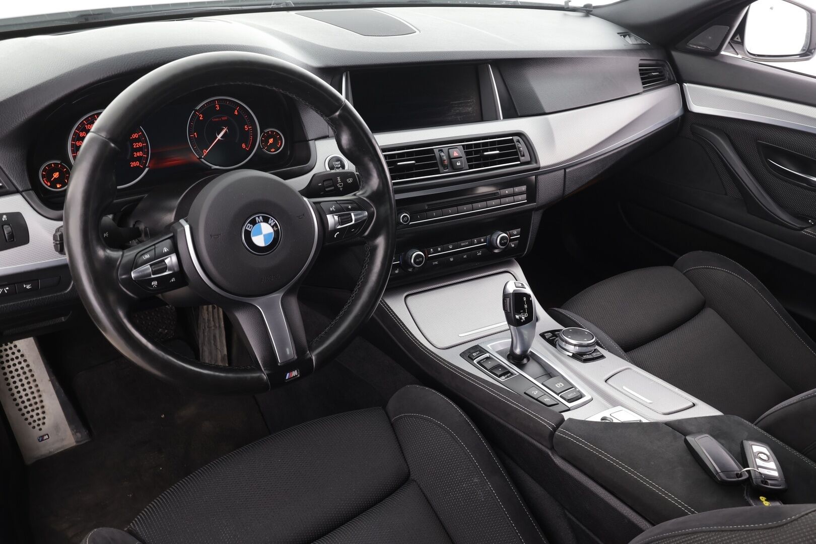 BMW 520 2015 F10 Sedan 520d A xDrive LCI M-Sport *Adapt.vakkari / HUD / Digimittaristo / H&K / Adapt.LED / Prof.Navi / Kysy lisää! * - *Harvinaisen hyvällä varustuksella oleva F10 520d  / Erittäin siisti kokonaisuus* - HULLUT AVAJAISHULINAT KORKOTARJOUS 3,29 %