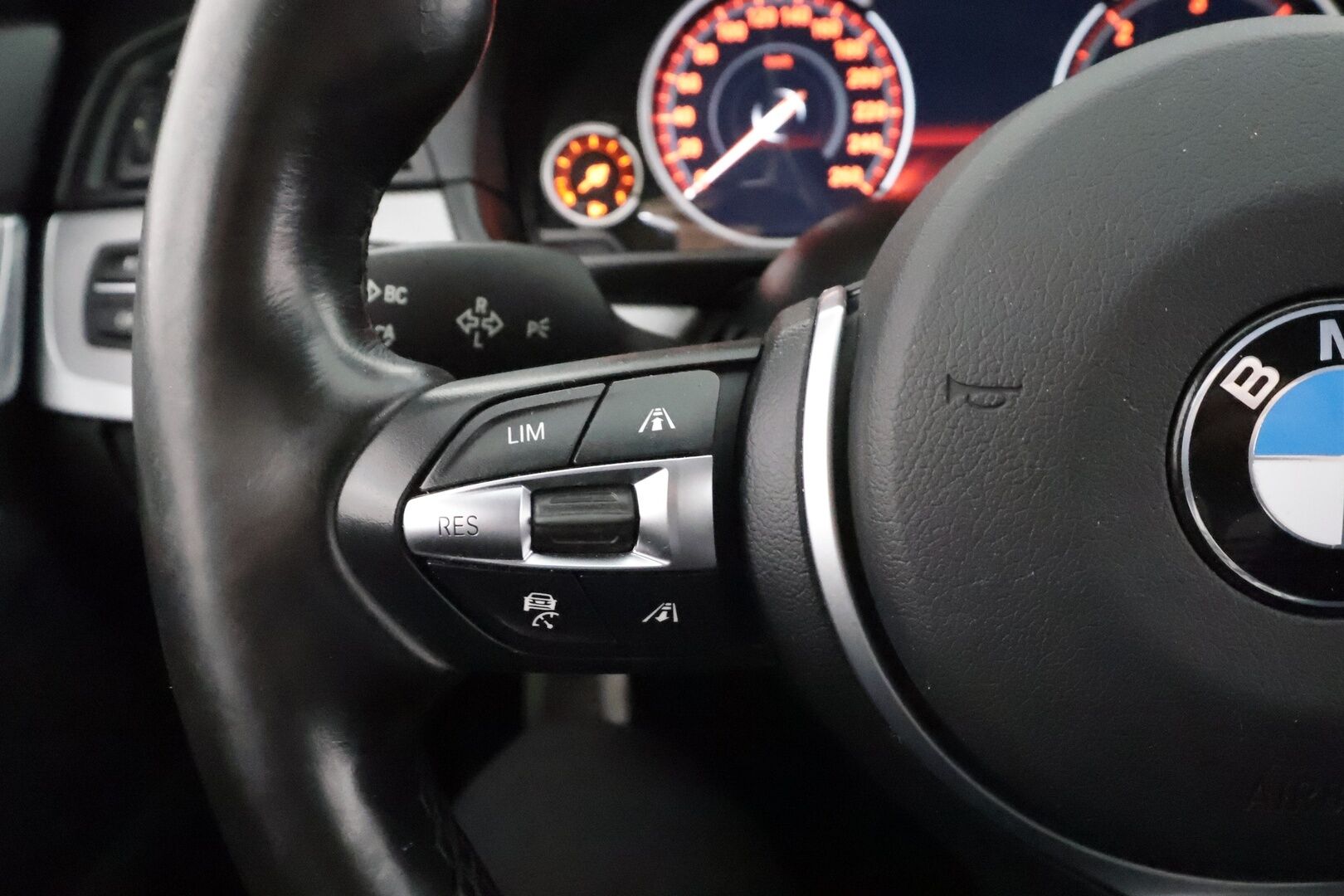 BMW 520 2015 F10 Sedan 520d A xDrive LCI M-Sport *Adapt.vakkari / HUD / Digimittaristo / H&K / Adapt.LED / Prof.Navi / Kysy lisää! * - *Harvinaisen hyvällä varustuksella oleva F10 520d  / Erittäin siisti kokonaisuus* - HULLUT AVAJAISHULINAT KORKOTARJOUS 3,29 %