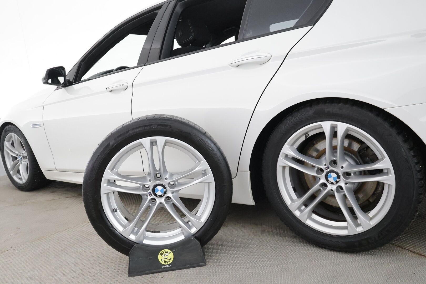 BMW 520 2015 F10 Sedan 520d A xDrive LCI M-Sport *ACC / HUD / Digimittaristo / H&K / Adapt.LED* - Suomi-auto / Kahdet Renkaat