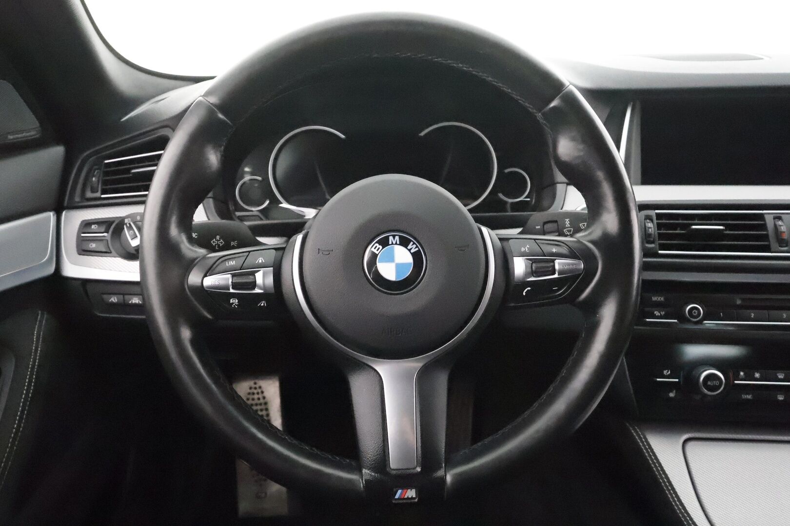 BMW 520 2015 F10 Sedan 520d A xDrive LCI M-Sport *ACC / HUD / Digimittaristo / H&K / Adapt.LED* - Suomi-auto / Kahdet Renkaat