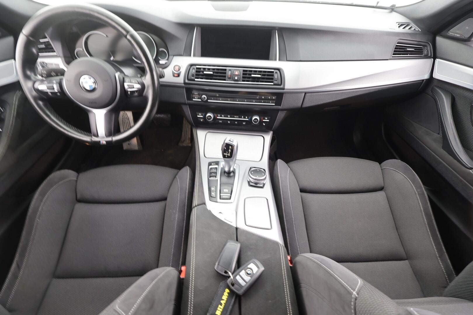 BMW 520 2015 F10 Sedan 520d A xDrive LCI M-Sport *ACC / HUD / Digimittaristo / H&K / Adapt.LED* - Suomi-auto / Kahdet Renkaat