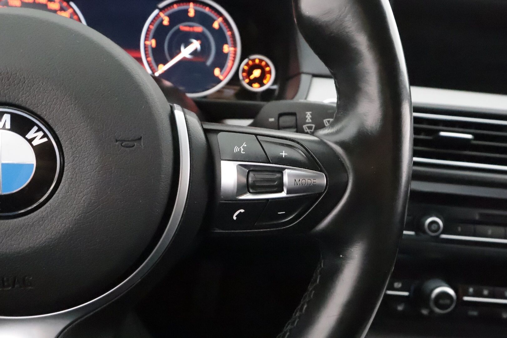 BMW 520 2015 F10 Sedan 520d A xDrive LCI M-Sport *ACC / HUD / Digimittaristo / H&K / Adapt.LED* - Suomi-auto / Kahdet Renkaat