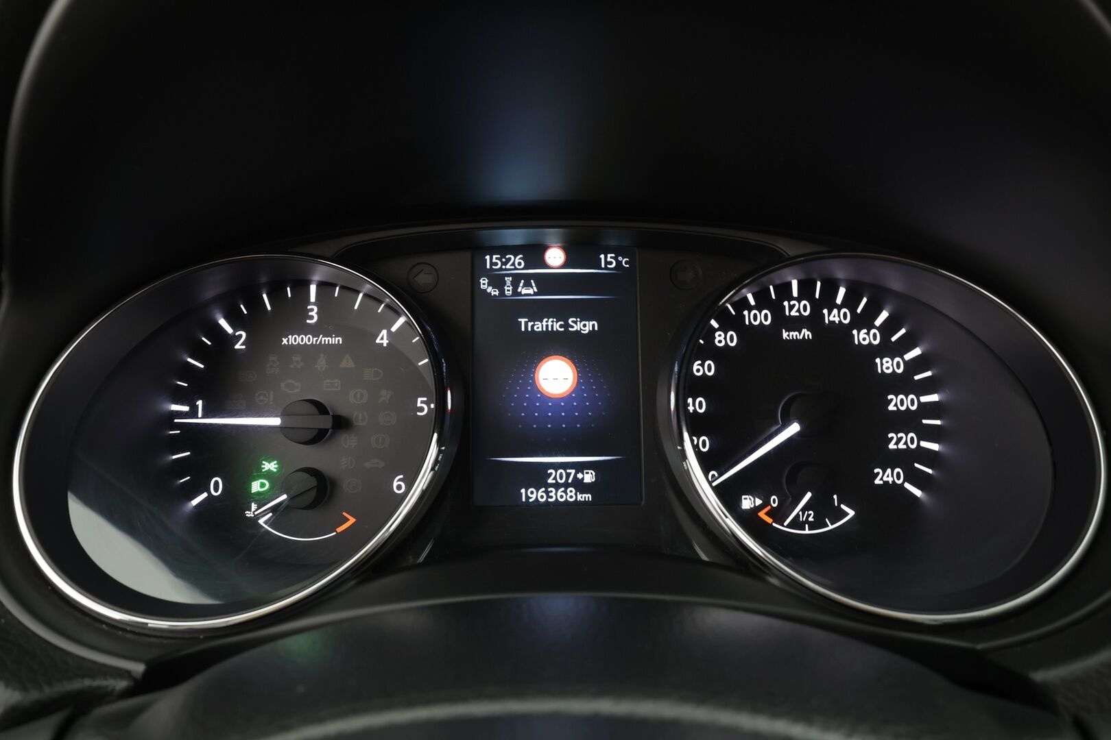 Nissan Qashqai 2015 dCi 130 Business 360 2WD 6M/T Leather * Vakkari / 360° / Bluetooth / Navi / LED / Nahat / Sähköpenkki / Koukku * - Suomi-auto / Kahdet renkaat aluvanteilla