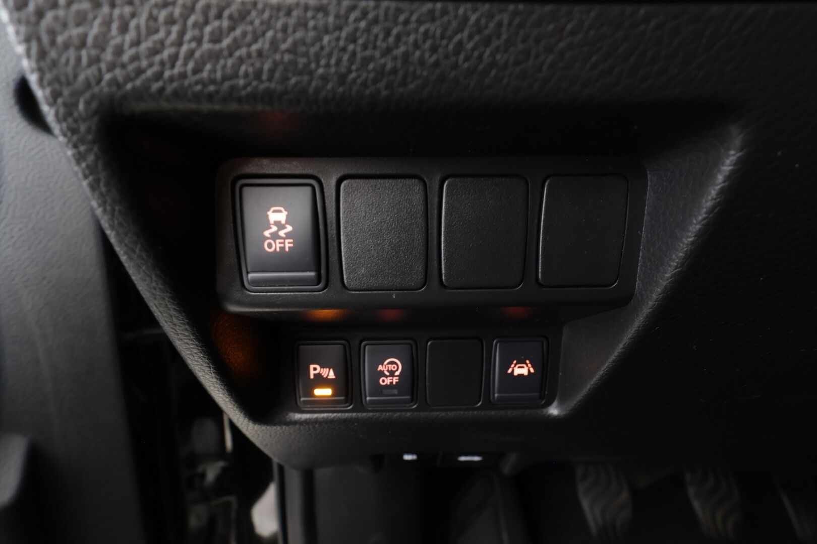 Nissan Qashqai 2015 dCi 130 Business 360 2WD 6M/T Leather * Vakkari / 360° / Bluetooth / Navi / LED / Nahat / Sähköpenkki / Koukku * - Suomi-auto / Kahdet renkaat aluvanteilla 