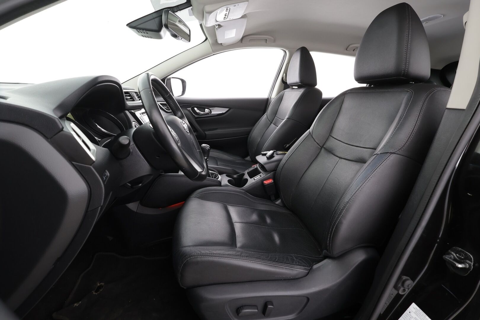Nissan Qashqai 2015 dCi 130 Business 360 2WD 6M/T Leather * Vakkari / 360° / Bluetooth / Navi / LED / Nahat / Sähköpenkki / Koukku * - Suomi-auto / Kahdet renkaat aluvanteilla