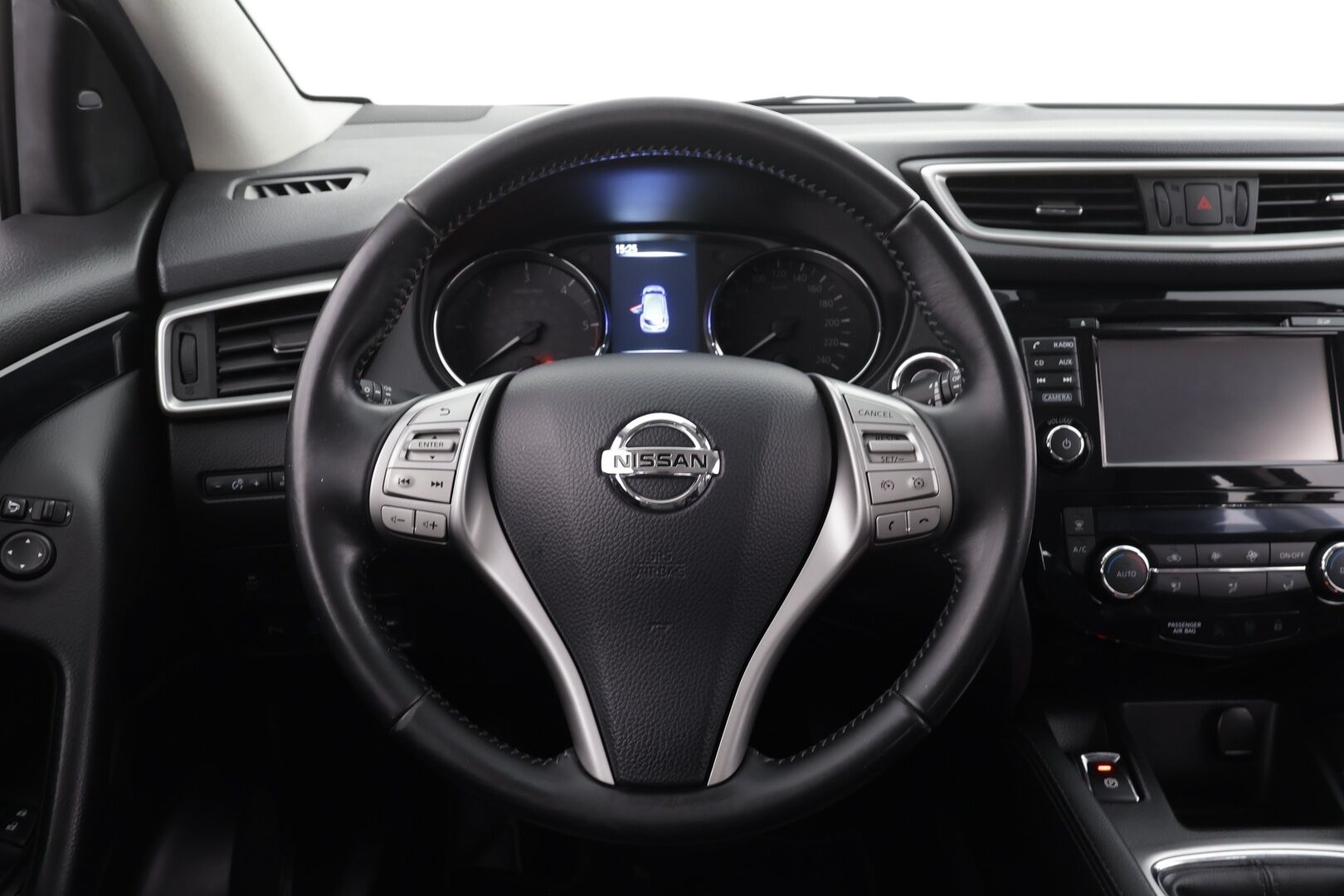 Nissan Qashqai 2015 dCi 130 Business 360 2WD 6M/T Leather * Vakkari / 360° / Bluetooth / Navi / LED / Nahat / Sähköpenkki / Koukku * - Suomi-auto / Kahdet renkaat aluvanteilla