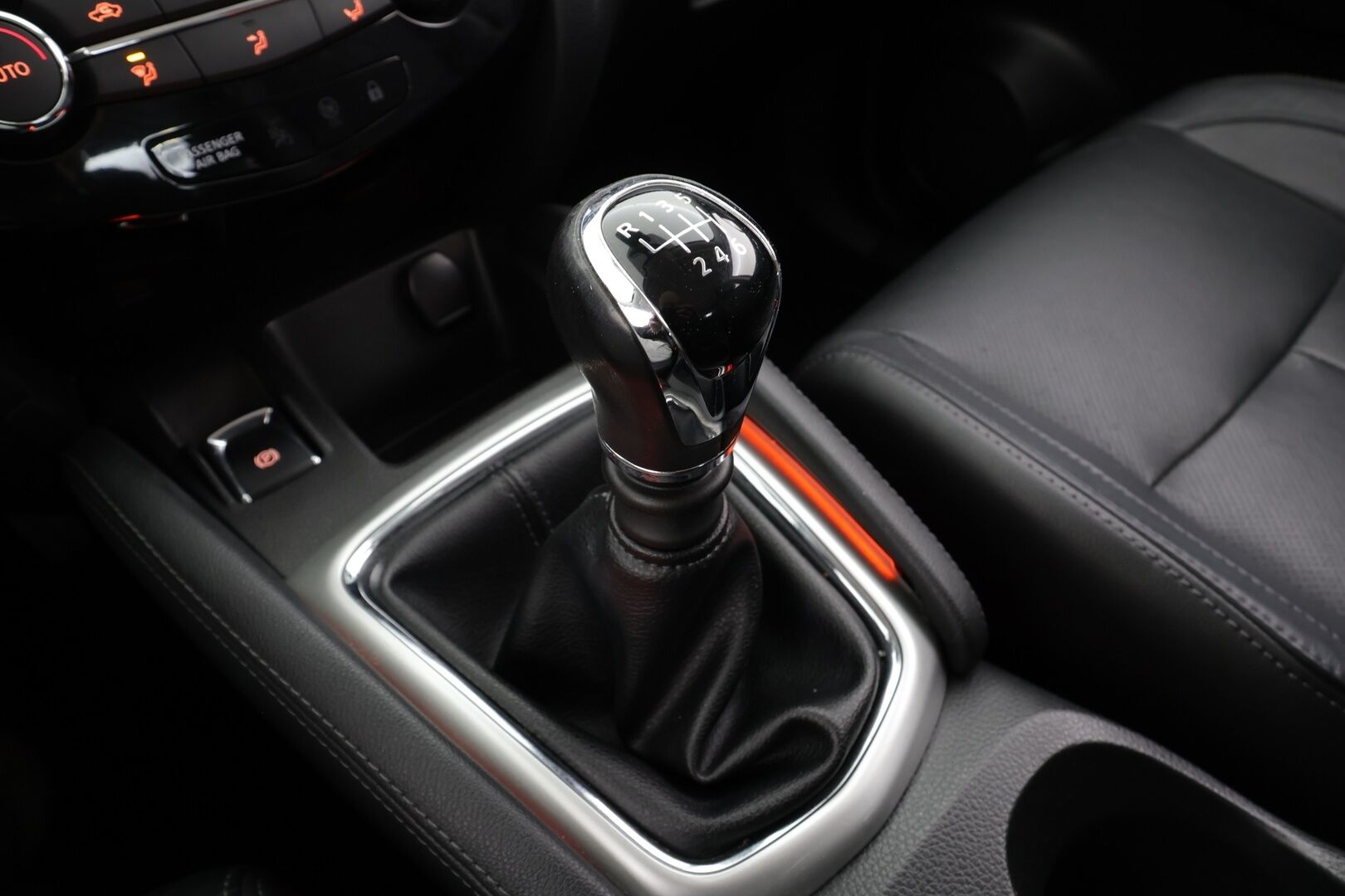 Nissan Qashqai 2015 dCi 130 Business 360 2WD 6M/T Leather * Vakkari / 360° / Bluetooth / Navi / LED / Nahat / Sähköpenkki / Koukku * - Suomi-auto / Kahdet renkaat aluvanteilla 