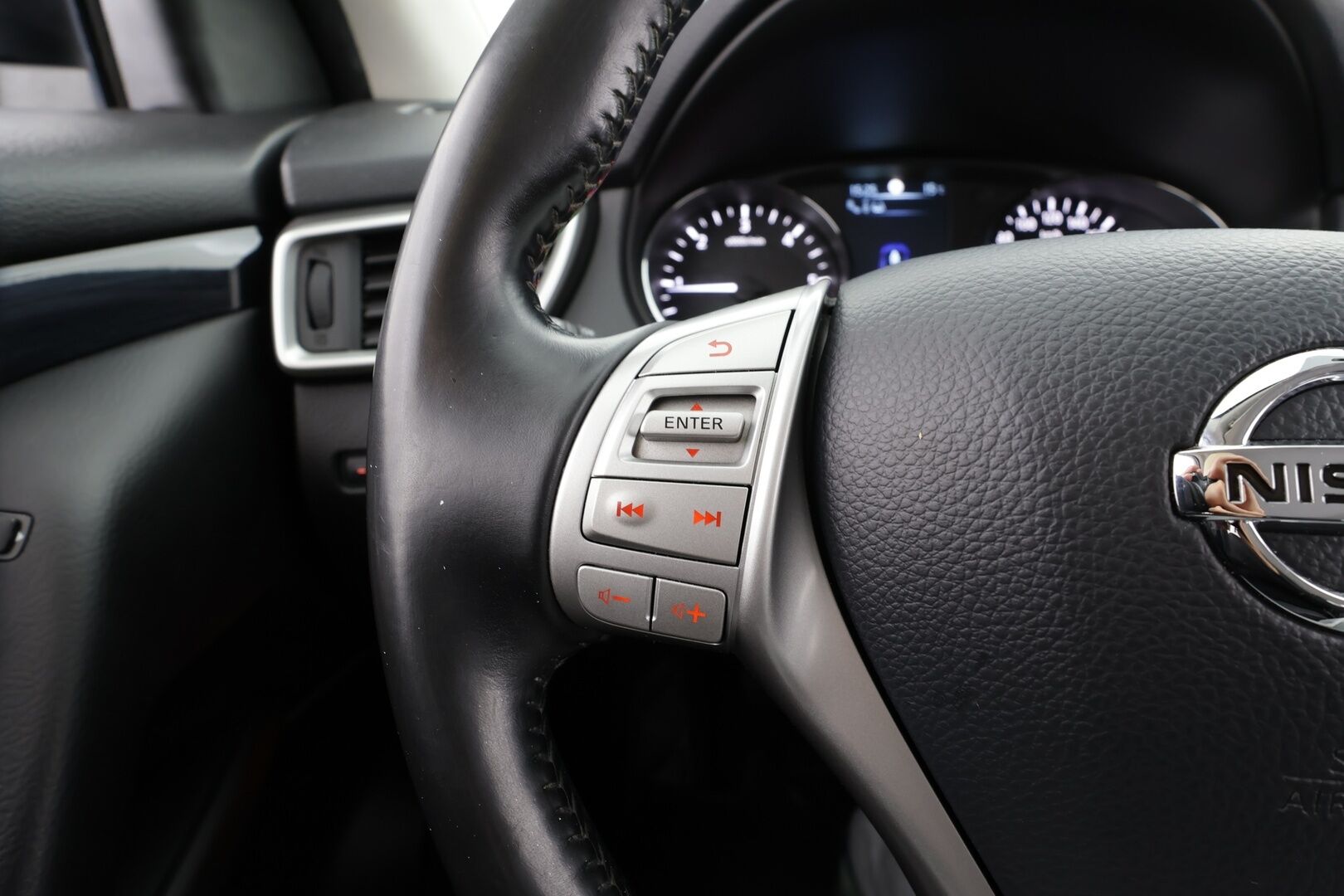 Nissan Qashqai 2015 dCi 130 Business 360 2WD 6M/T Leather * Vakkari / 360° / Bluetooth / Navi / LED / Nahat / Sähköpenkki / Koukku * - Suomi-auto / Kahdet renkaat aluvanteilla 