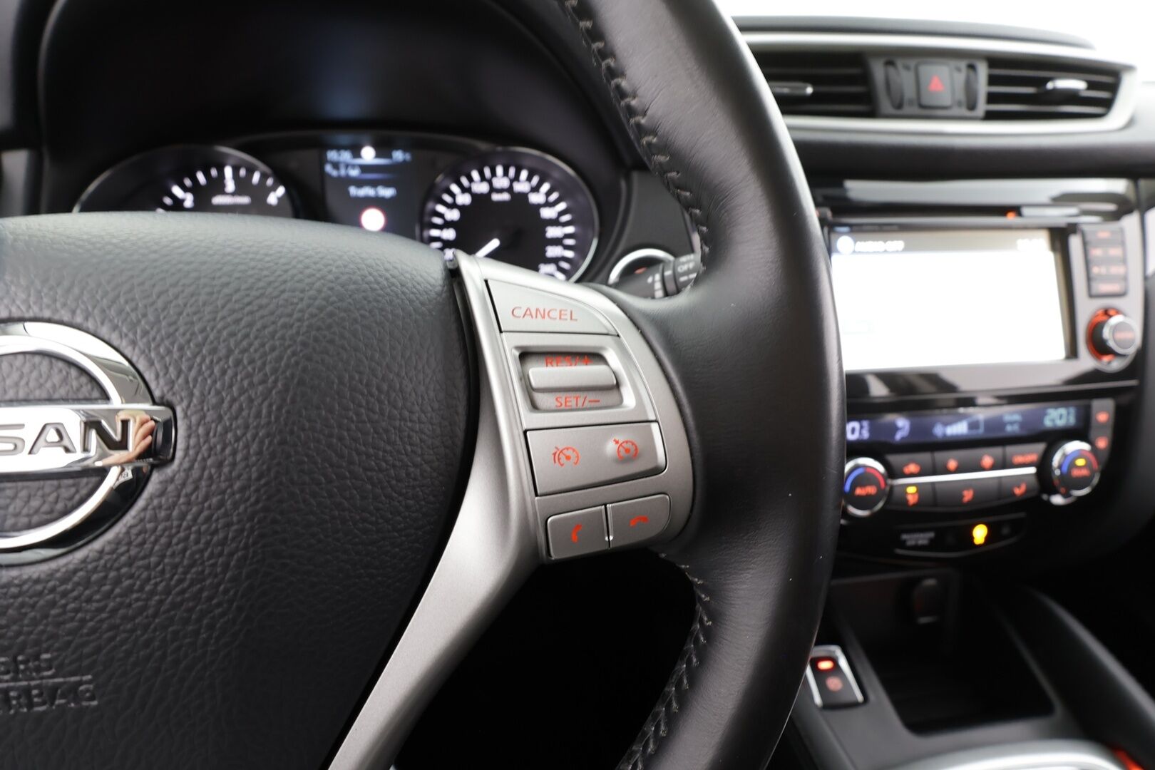 Nissan Qashqai 2015 dCi 130 Business 360 2WD 6M/T Leather * Vakkari / 360° / Bluetooth / Navi / LED / Nahat / Sähköpenkki / Koukku * - Suomi-auto / Kahdet renkaat aluvanteilla 