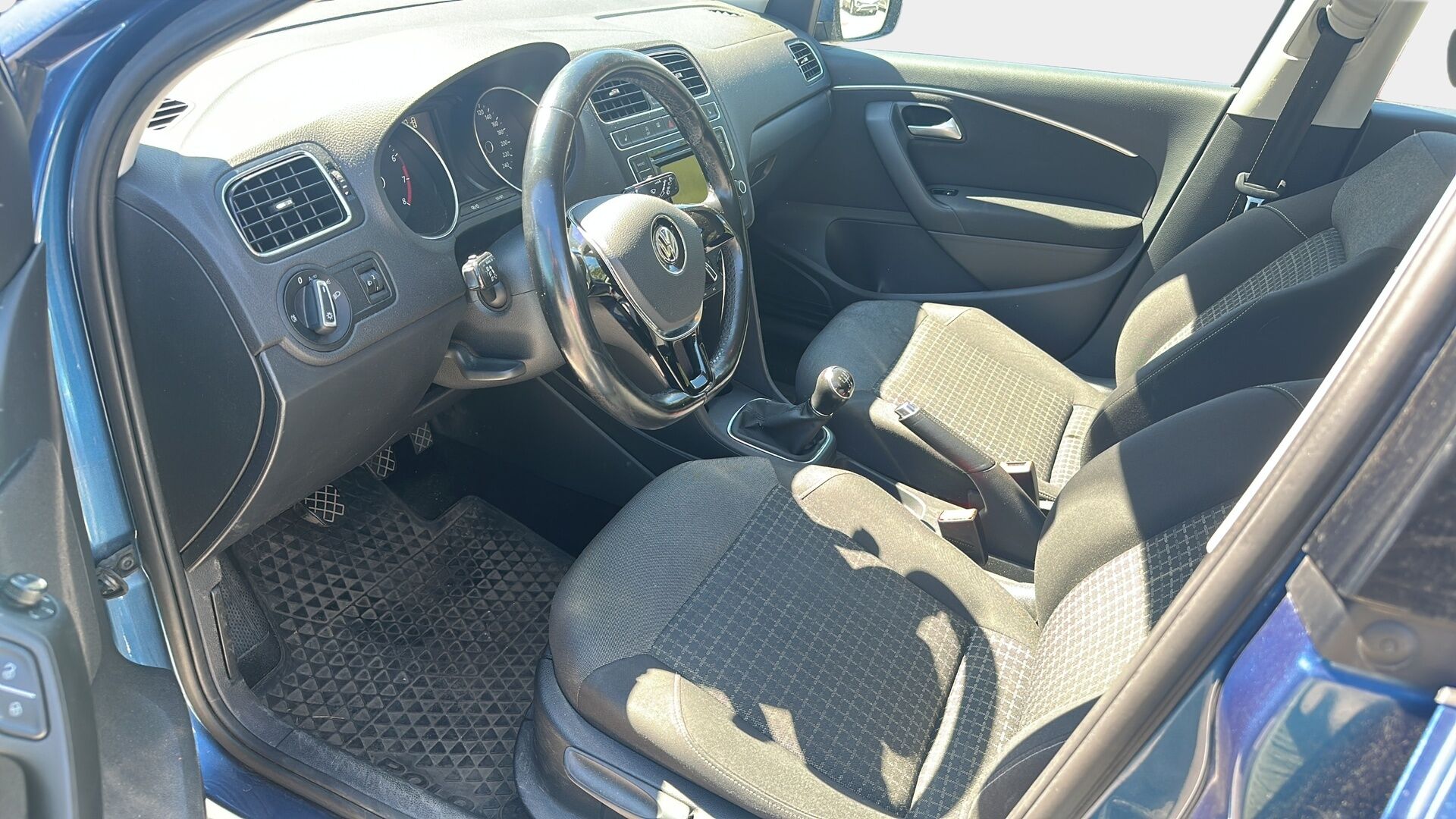Volkswagen Polo 2015 Comfortline 1,2 TSI 66 kW (90 hv) - Vakkari | Suomi-auto | Lohkolämmitin | Tutkat | Kattavasti huollettu 