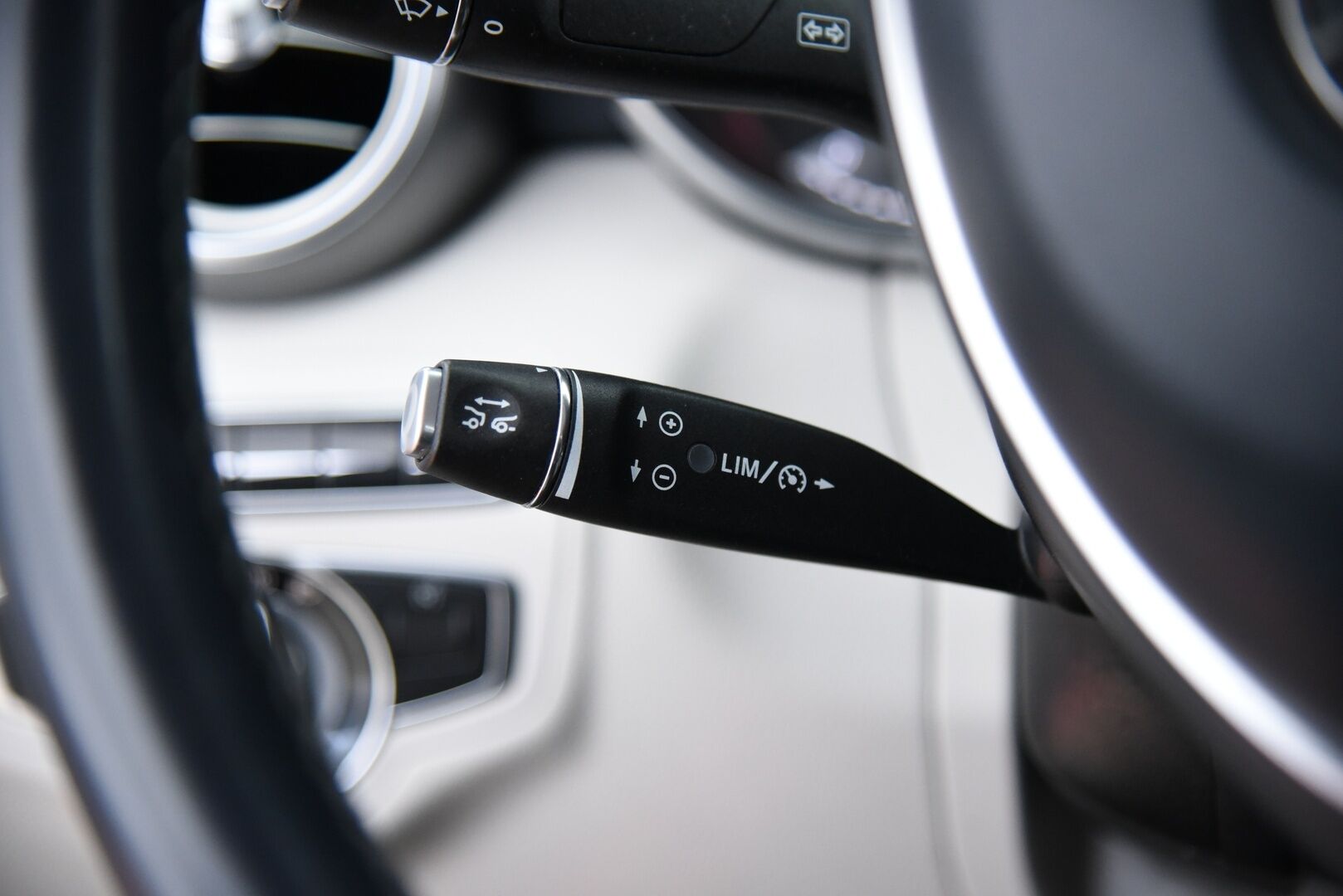 Mercedes-Benz C 2015 220 BlueTec A Premium Business / Distronic+ Q / P-kamera / Dynamic. LED / Comand Navi - Huippuvarusteltu yksilö upealla vaalella sisustalla! 