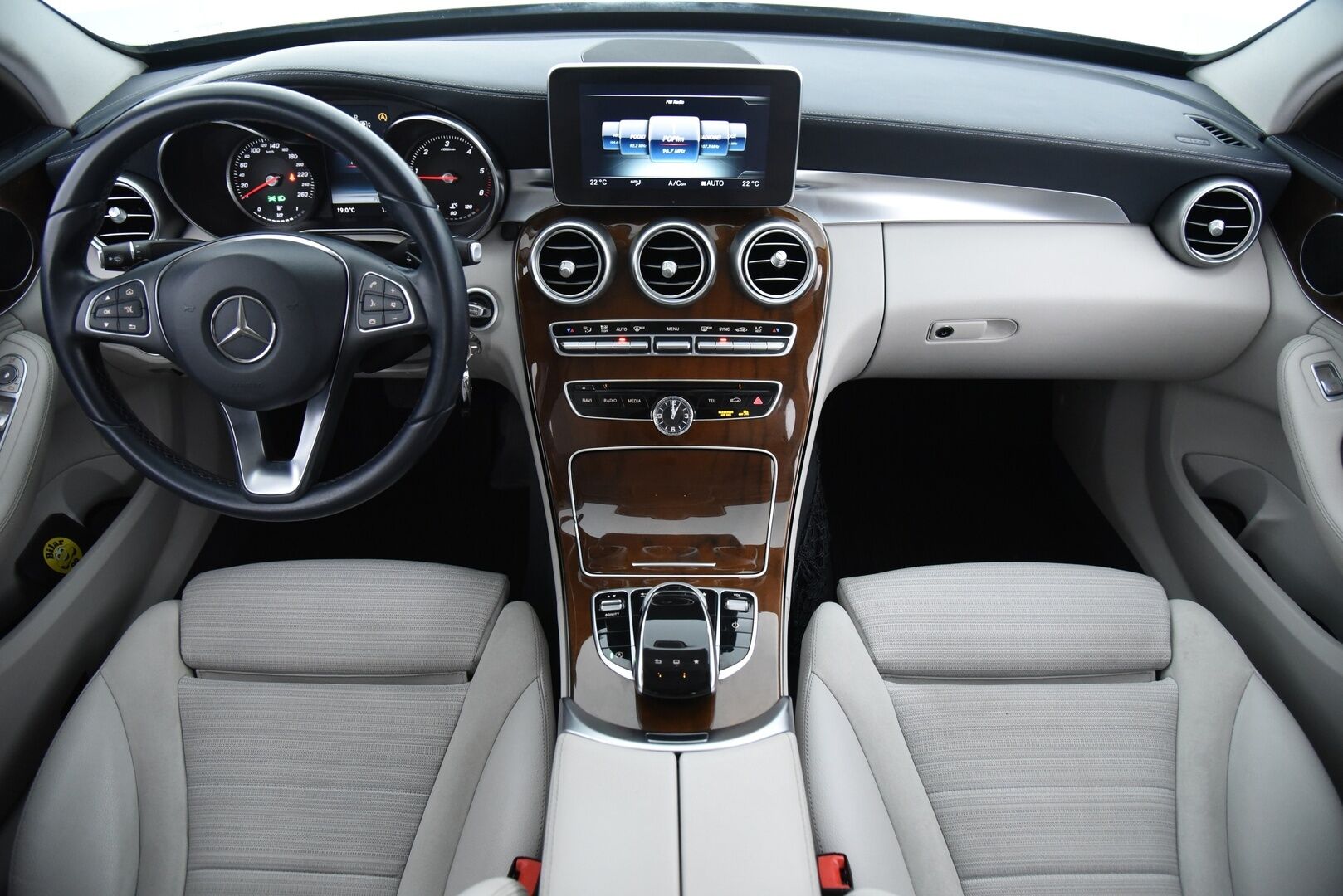 Mercedes-Benz C 2015 220 BlueTec A Premium Business / Distronic+ Q / P-kamera / Dynamic. LED / Comand Navi - Huippuvarusteltu yksilö upealla vaalella sisustalla! 