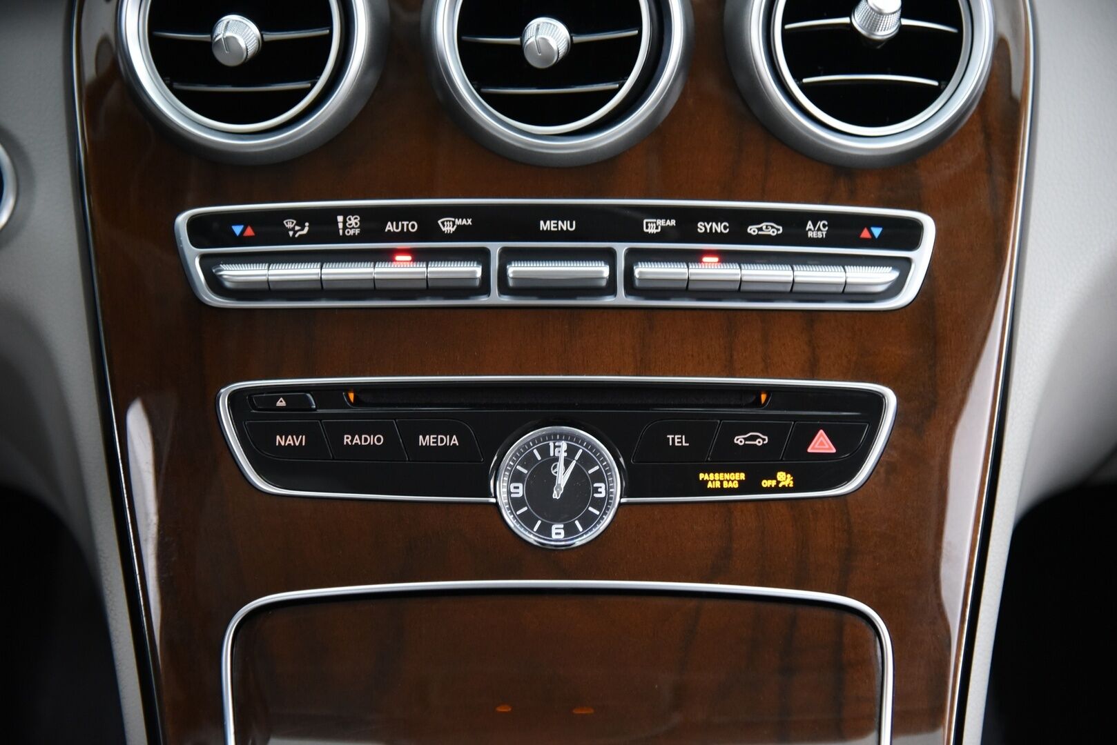 Mercedes-Benz C 2015 220 BlueTec A Premium Business / Distronic+ Q / P-kamera / Dynamic. LED / Comand Navi - Huippuvarusteltu yksilö upealla vaalella sisustalla! 