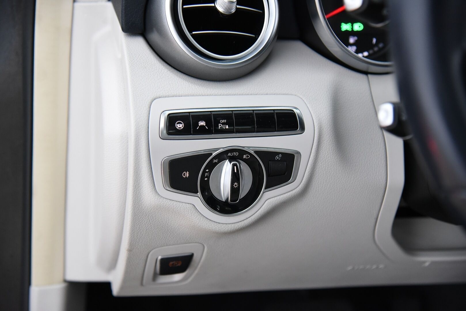 Mercedes-Benz C 2015 220 BlueTec A Premium Business / Distronic+ Q / P-kamera / Dynamic. LED / Comand Navi - Huippuvarusteltu yksilö upealla vaalella sisustalla! 